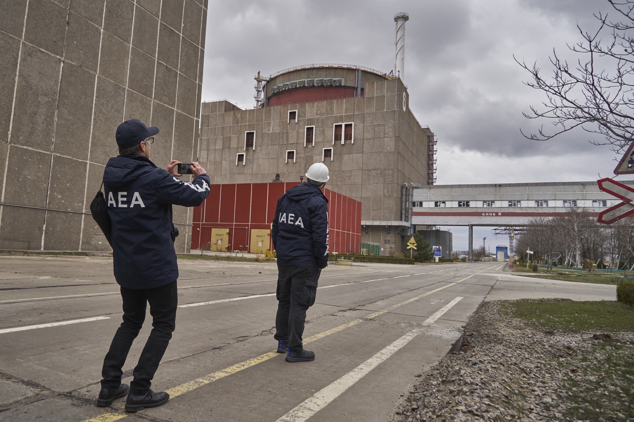 Leden van het Internationaal Atoomenergieagentschap (IAEA) zijn op een controlebezoek bij de kerncentrale van Zaporizja. 