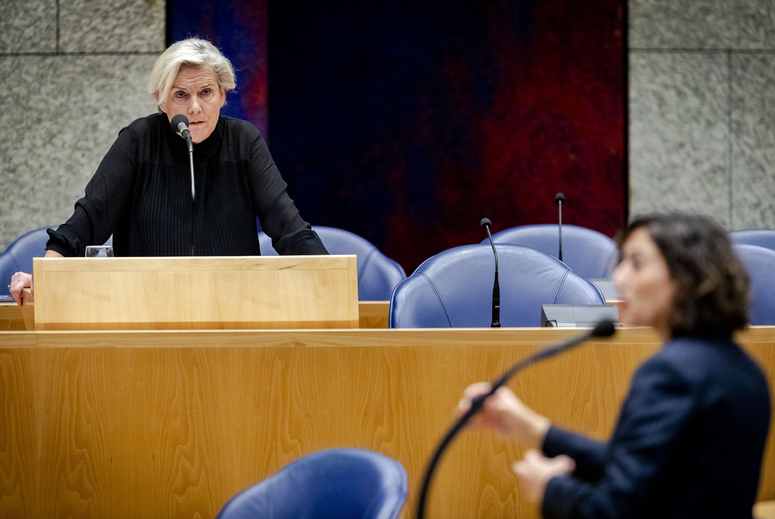 Minister Ank Bijleveld van Defensie en Sadet Karabulut (SP) tijdens een debat in de Tweede Kamer over de begroting van Defensie