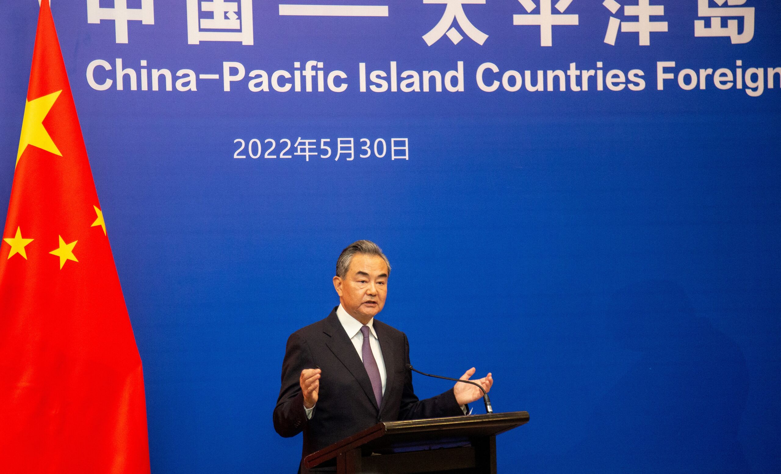 De Chinese Buitenlandminister Wang Yi tijdens de persconferentie op Fiji