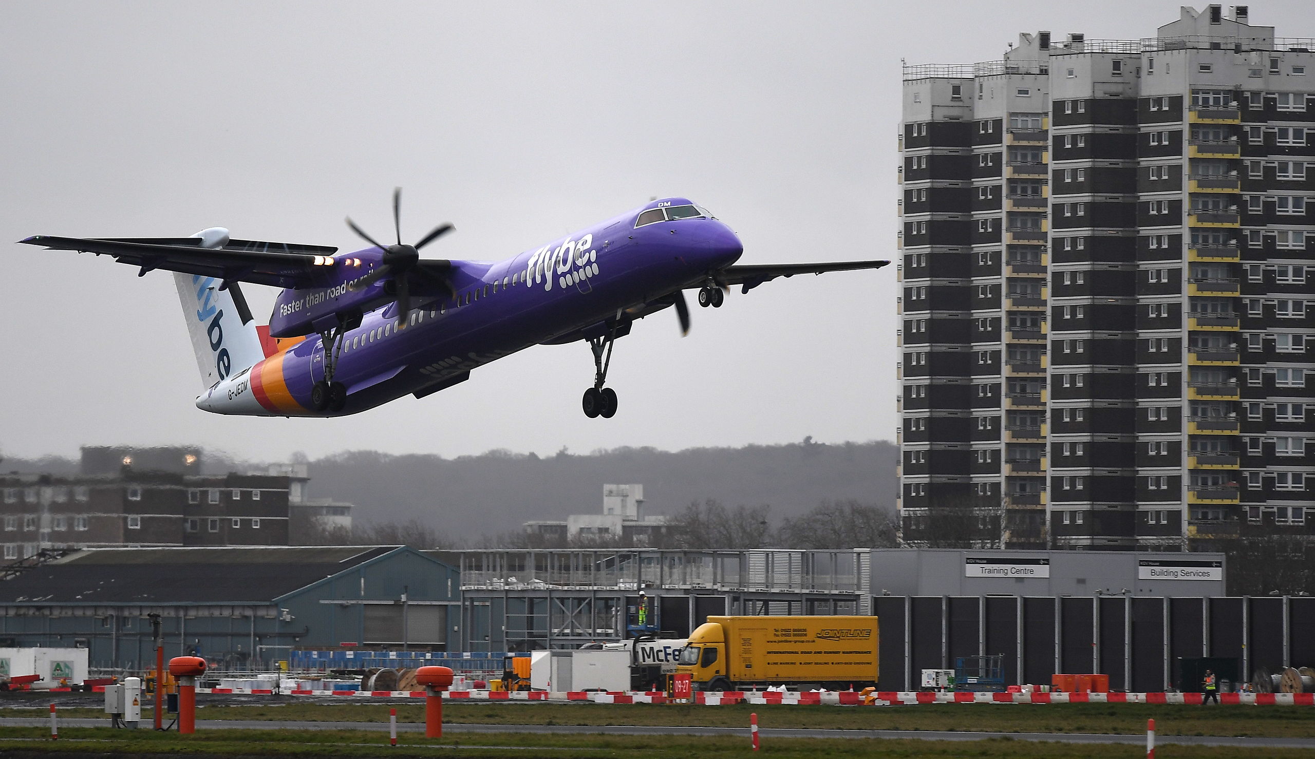 Een Flybe-toestel landt op de City Airport of London
