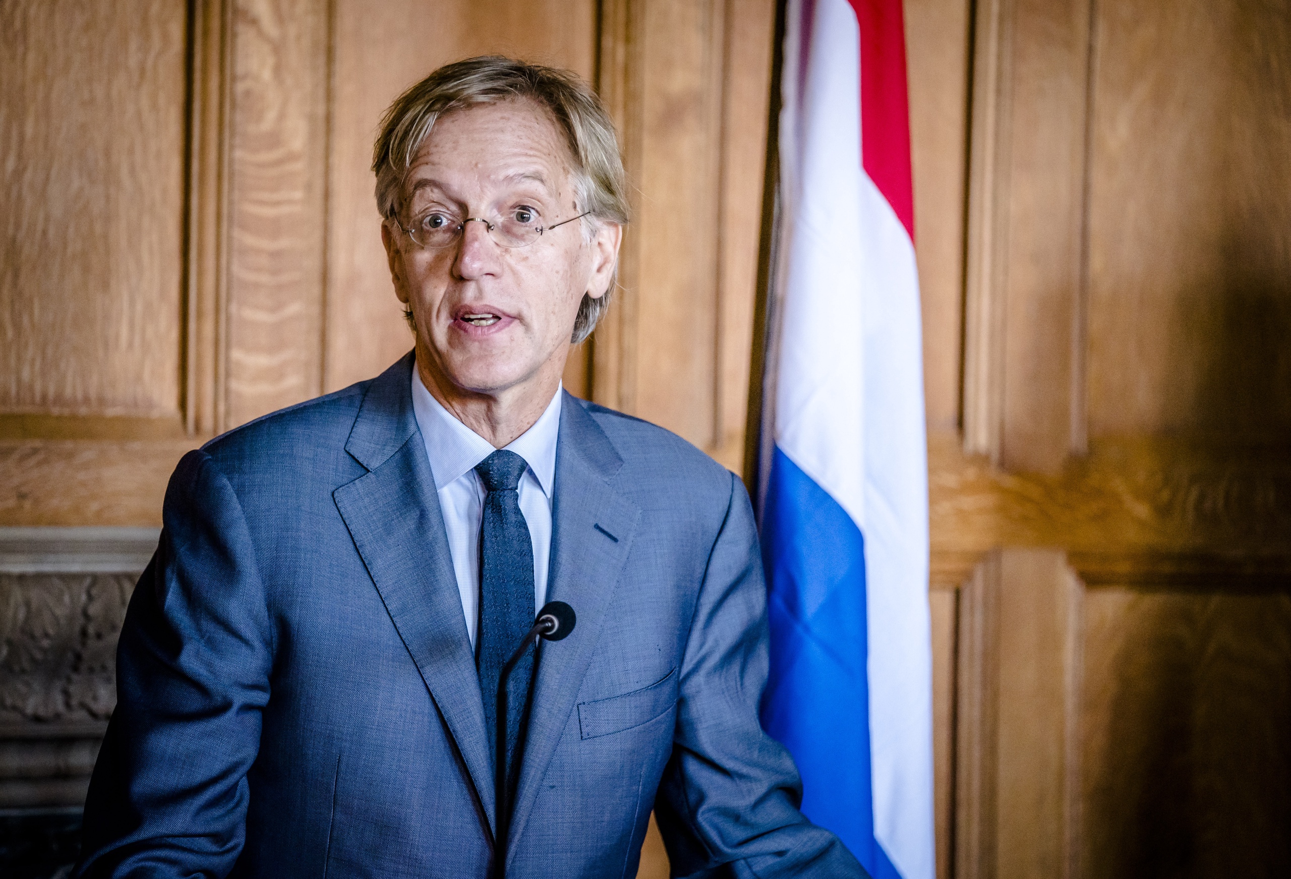 Minister Robbert Dijkgraaf van Onderwijs, Cultuur en Wetenschap erkent dat er fouten zijn gemaakt bij het afhandelen van de meldingen die een klokkenluider deed. 