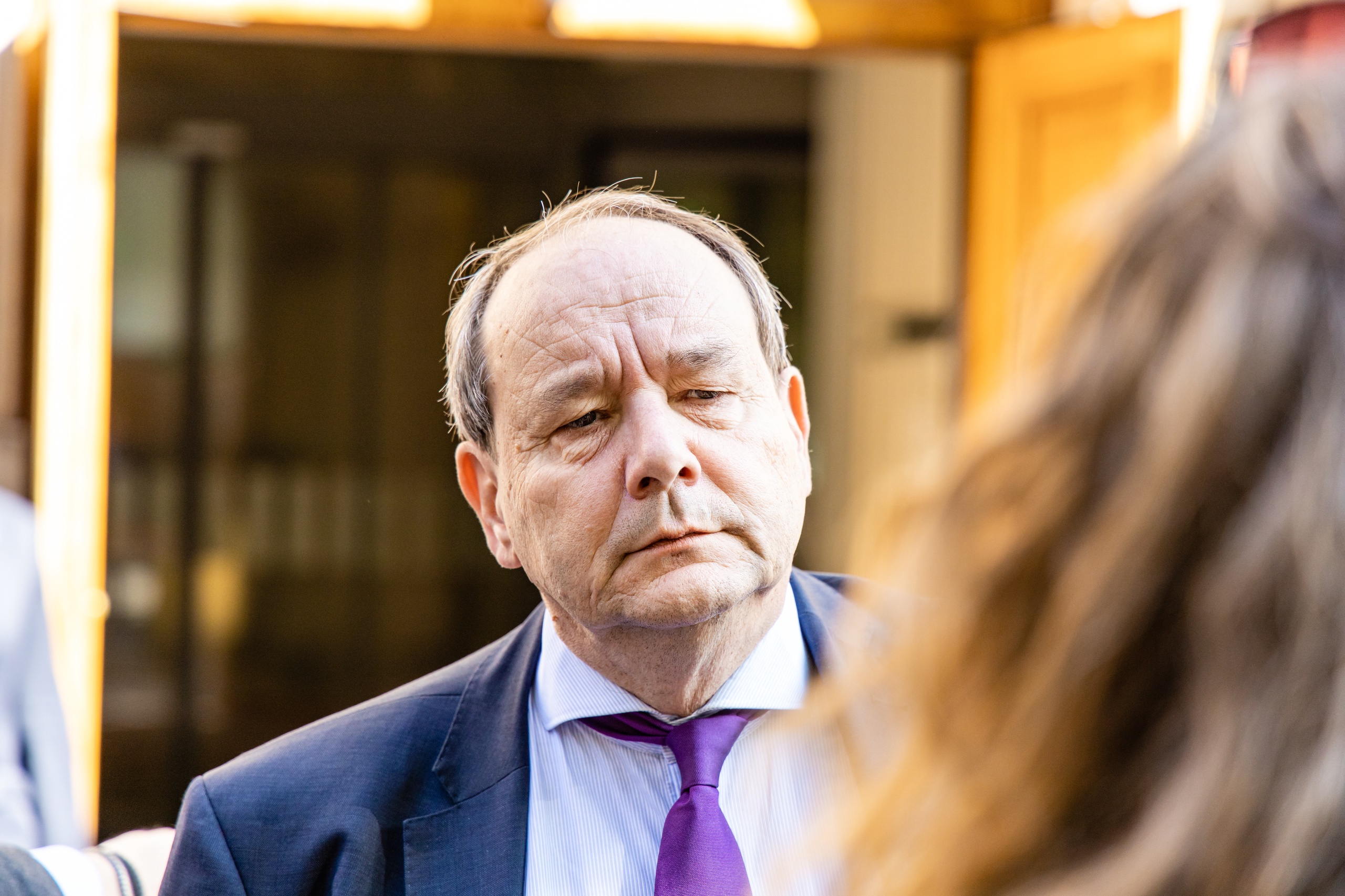 Staatssecretaris Hans Vijlbrief van Mijnbouw bij aankomst op het Binnenhof, voorafgaand aan de wekelijkse ministerraad.