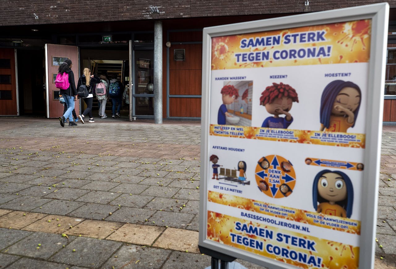 2020-06-08 08:22:28 DEN HAAG - Basisschoolleerlingen komen aan op school. De basisscholen in Nederland zijn vandaag weer helemaal open. Sinds basisschoolleerlingen weer halve schoolweken maken in de klas, is het coronavirus verder teruggedrongen. Het sein staat daarom op groen om de scholen de laatste weken tot de zomervakantie helemaal te heropenen. ANP SEM VAN DER WAL