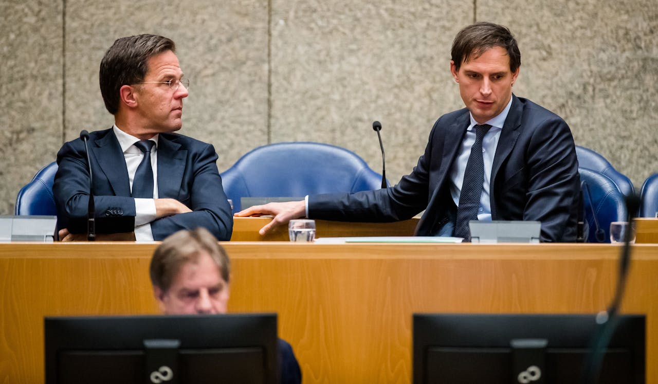Minister Wopke Hoekstra van Financi‘n (CDA) en Premier Mark Rutte tijdens een debat met de Kamer over de gepresenteerde plannen voor de reorganisatie van de Belastingdienst.