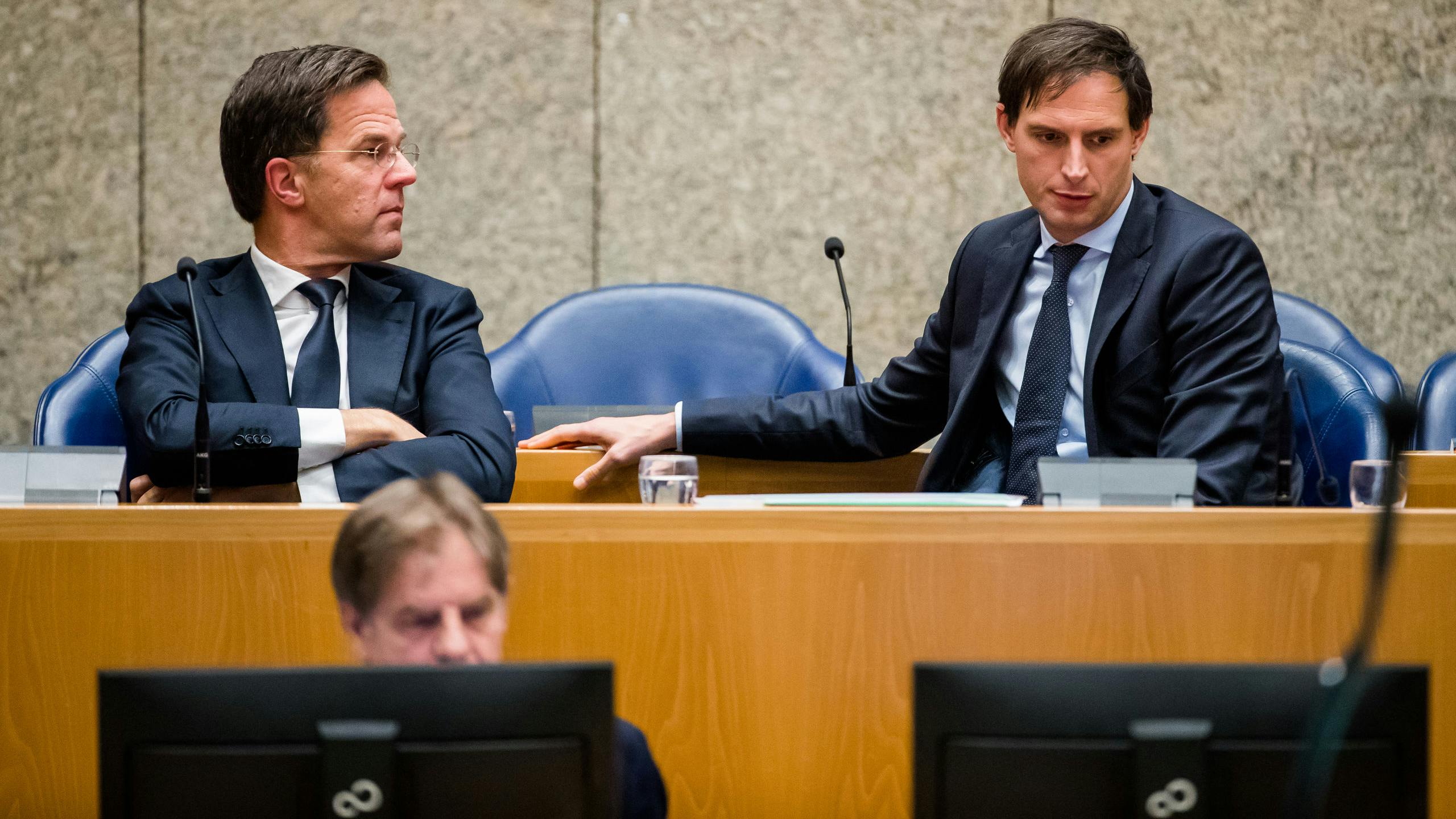 Minister Wopke Hoekstra van Financi‘n (CDA) en Premier Mark Rutte tijdens een debat met de Kamer over de gepresenteerde plannen voor de reorganisatie van de Belastingdienst. 