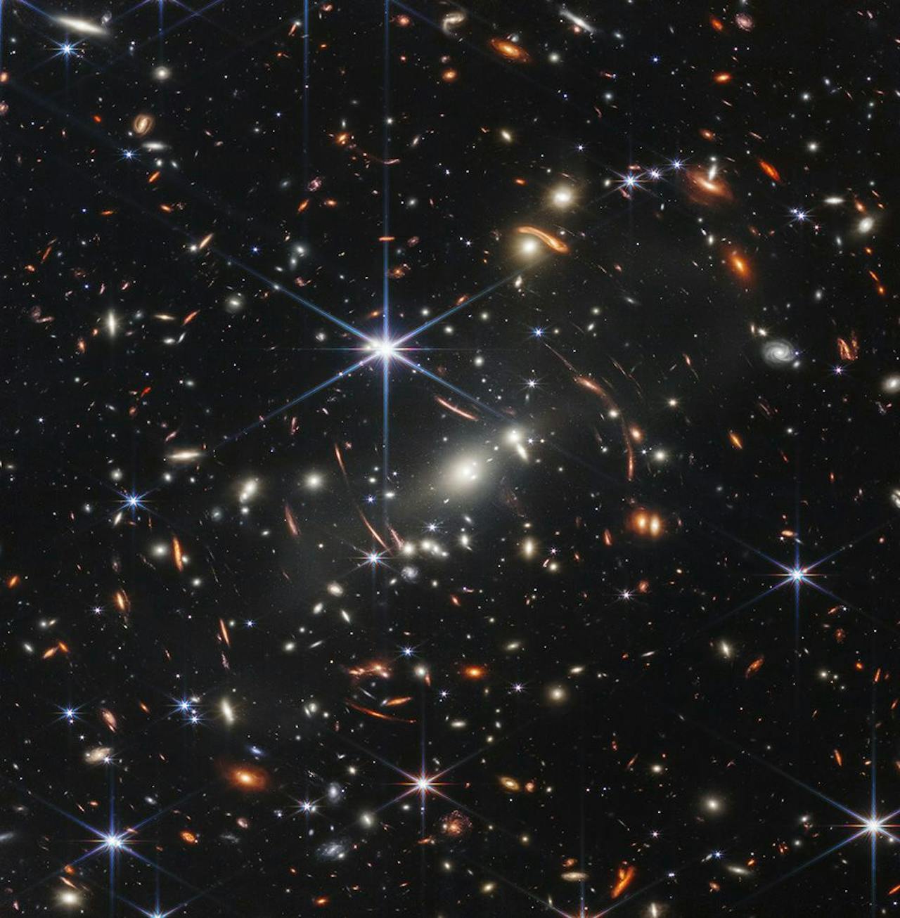 Sterrenstelselcluster SMACS 0723 met ernaast de rode vegen die het licht laten zien uit het hele vroege heelal.