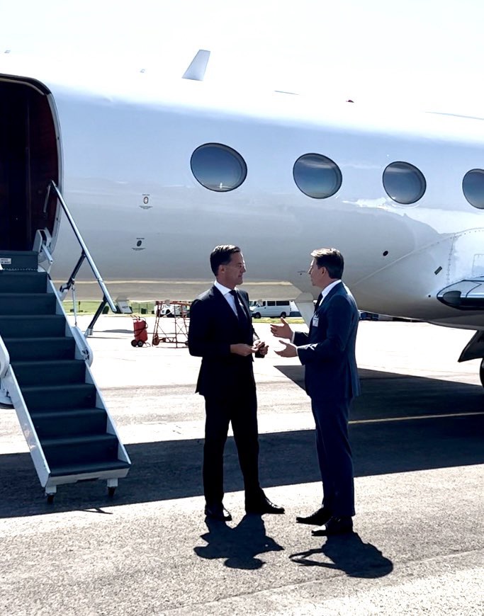 Voor de Europese top in Moldavië wordt premier Mark Rutte op de luchthaven van Chisinau ontvangen door de Nederlandse ambassadeur Fred Duijn.