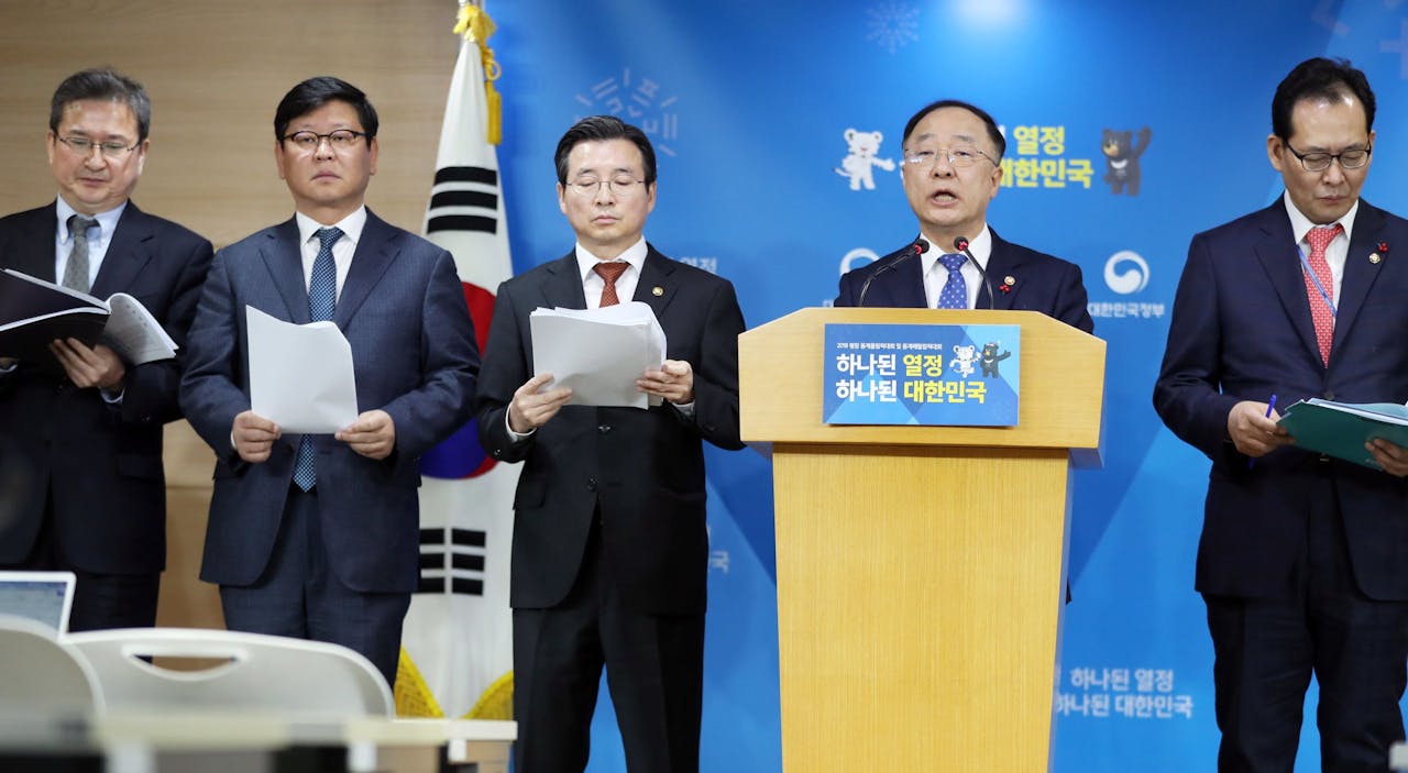 De Zuid-Koreaanse minister Hong Nam-ki, in december 2017 toen bekend werd dat anonieme cryptocurrency in de ban werden gedaan.
