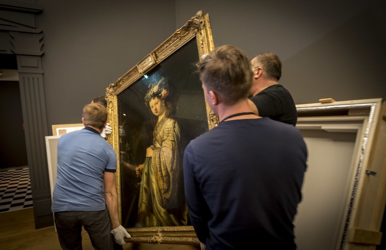 Daar gaat Flora van Rembrandt, die wordt uitgepakt in De Hermitage. Het schilderij is te zien tijdens de tentoonstelling Hollandse Meesters.