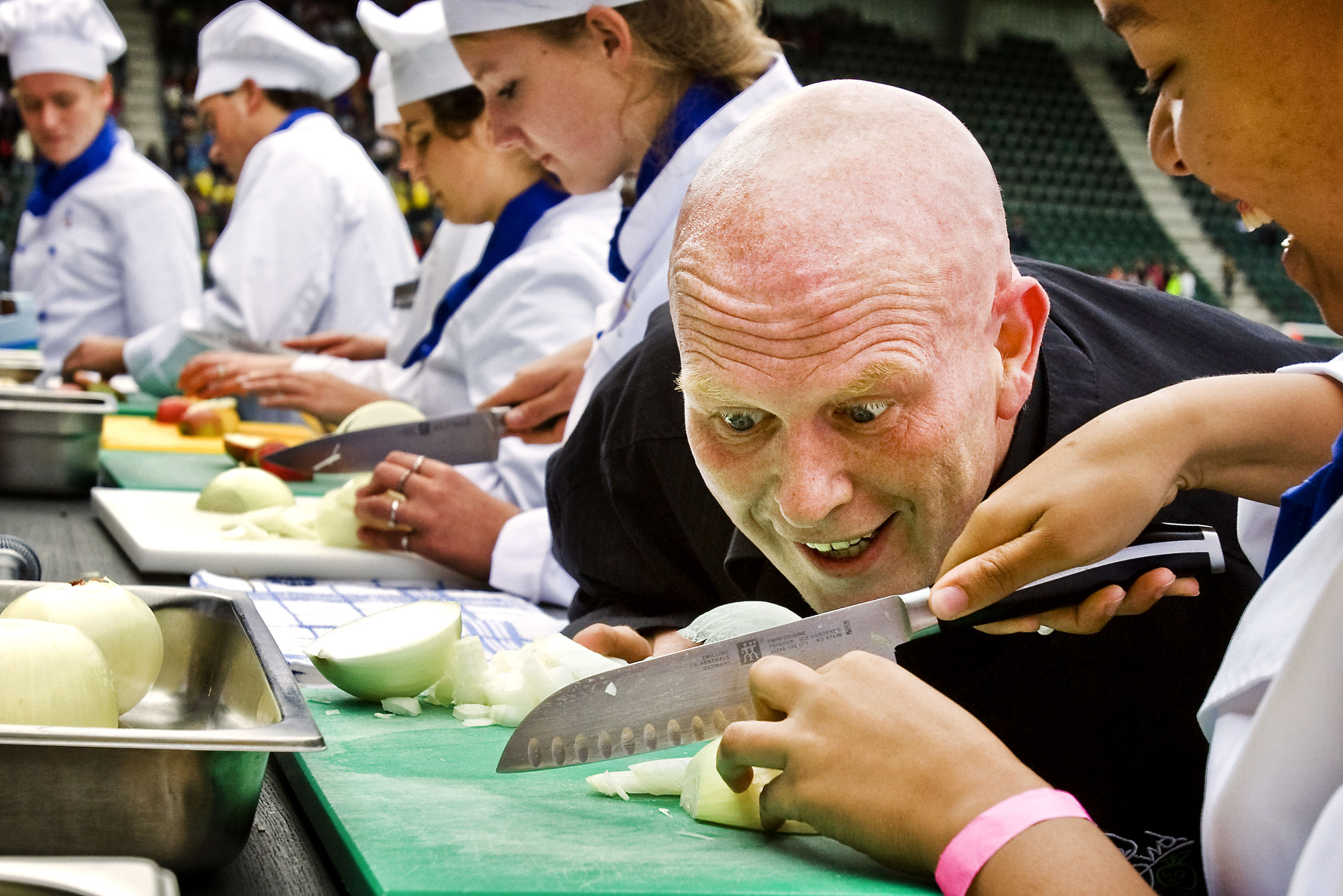 Gastheer is TV-kok en smaakambassadeur Pierre Wind houdt zich vrijdag bezig met vers voedsel tijdens het evenement de Grootste Keuken van Nederland in het ADO-stadion in Den Haag. Het evenement, dat wordt bijgewoond door 8.000 basisscholieren en hun 1.600 begeleiders, wordt gehouden tijdens de Week van de Smaak.