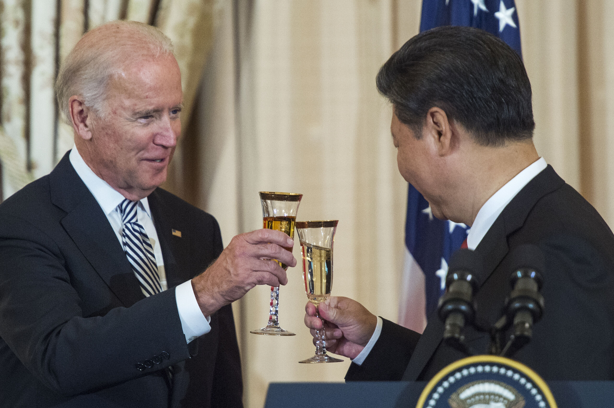 Toenmalige vice-president Joe Biden toost met de Chinese president Xi Jinping tijdens een lunch in Washington in 2015.