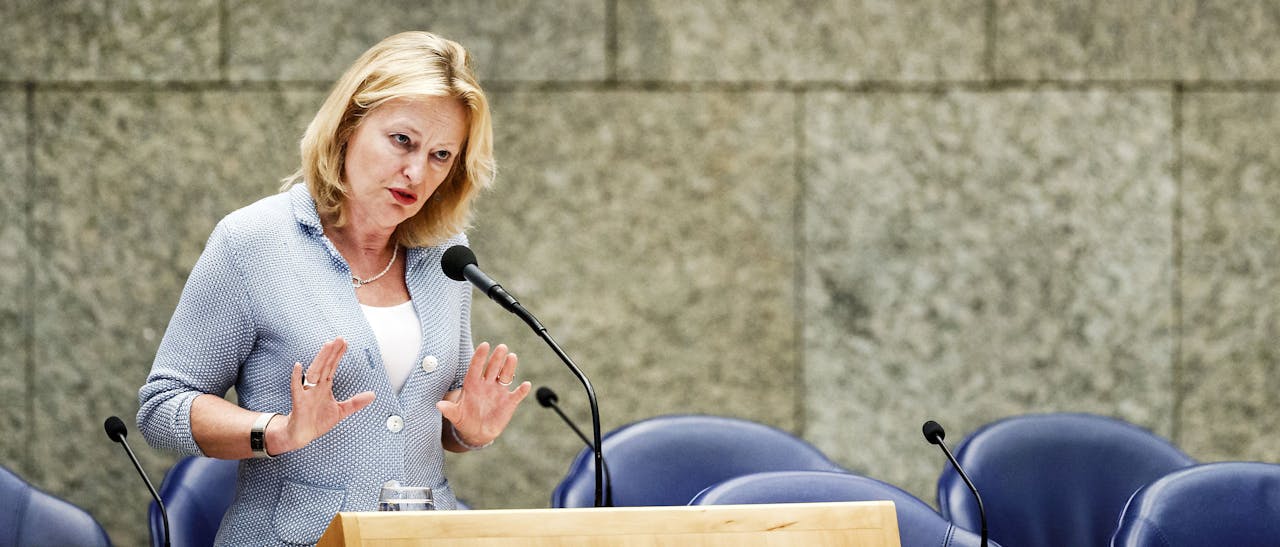 DEN HAAG - Minister Jet Bussemaker van OC&W tijdens het Tweede Kamerdebat over de effecten van het leenstelsel in 2016. ANP REMKO DE WAAL