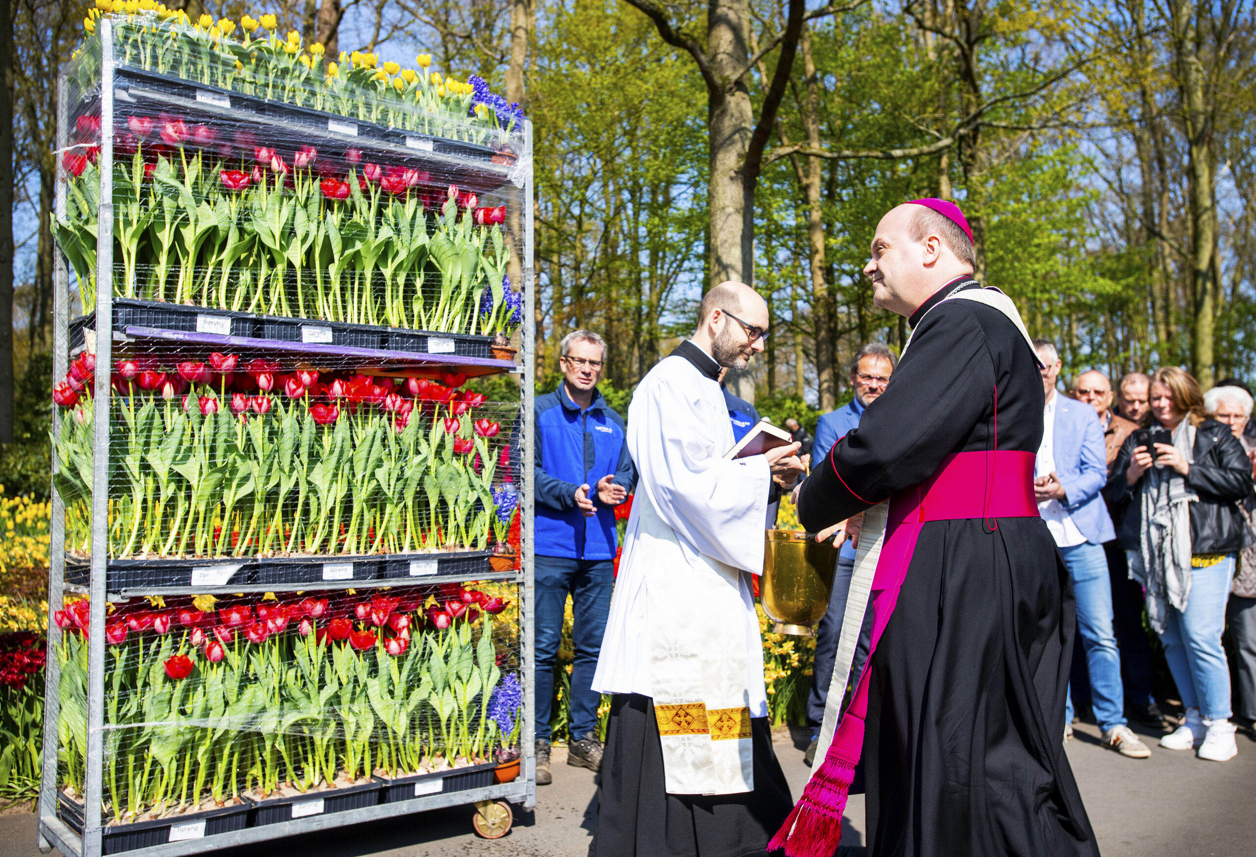 Bisschop Hans van de Hende van Rotterdam zegent een lading bloemen,