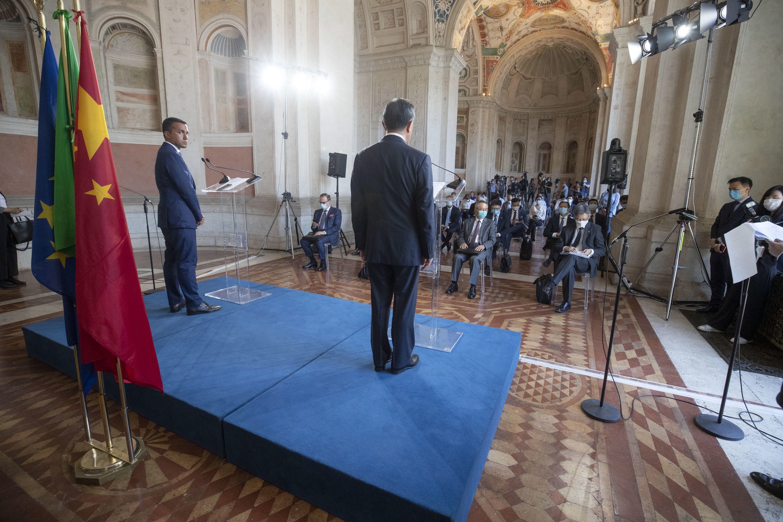 Dalla partecipazione dell’Italia alla cosiddetta Nuova Via della Seta, quattro anni fa, il commercio tra Italia e Cina non è progredito quanto previsto.  Lo ha detto il ministro degli Esteri italiano Antonio Tajani poco prima della partenza per la Cina.EPA/MASSIMO PERCOSSI