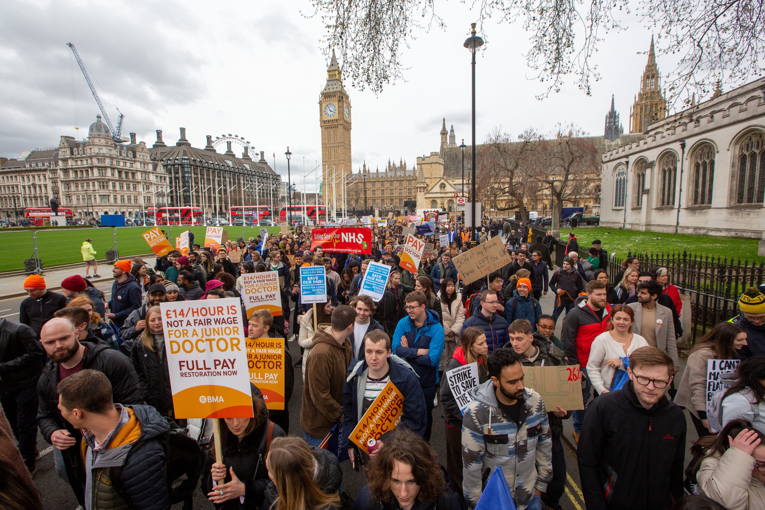 Thousands of hospital doctors are embarking on an unprecedented 96-hour strike across the UK.  Hospital staff are unhappy with working conditions in the National Health Service (NHS).  They therefore demand higher wages, but also better working conditions.  Negotiations with the government over a new collective labor agreement have stalled.