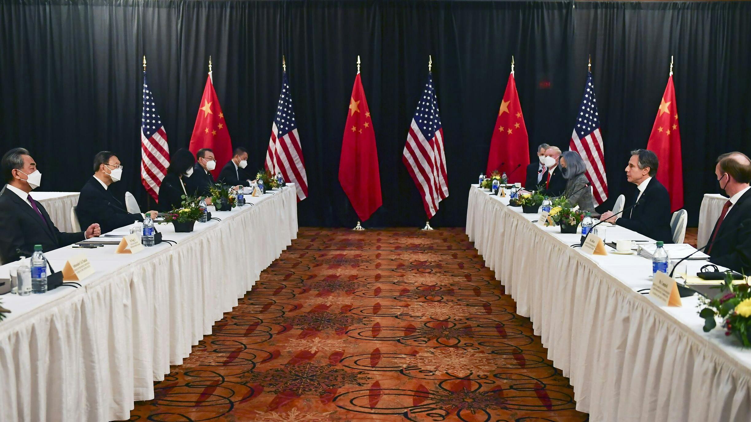 De Amerikaans-Chinese besprekingen in Anchorage, Alaska.