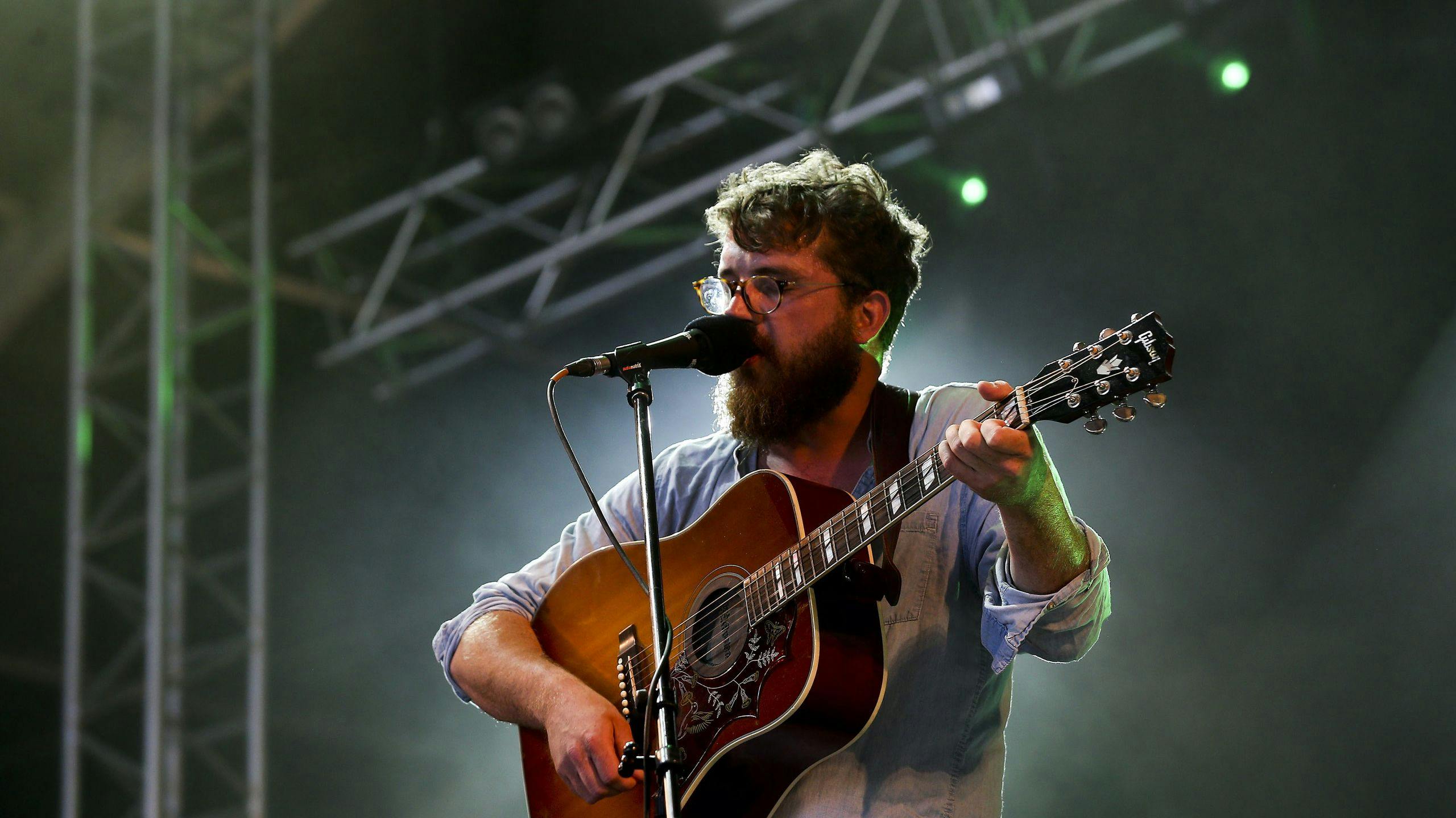De zanger van de Britse band Bear's Den, Andrew Davie, treedt op tijden het Alive Festival in Lissabon, Portugal.