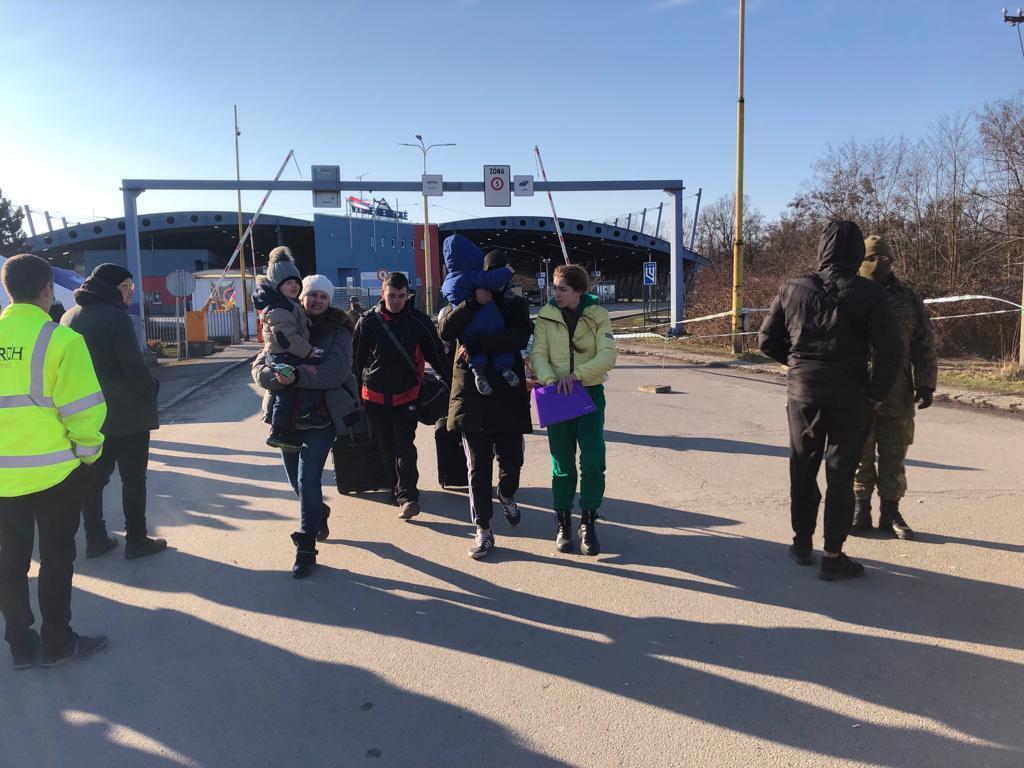 Mensen bij de grens tussen Oekraïne en Slowakije