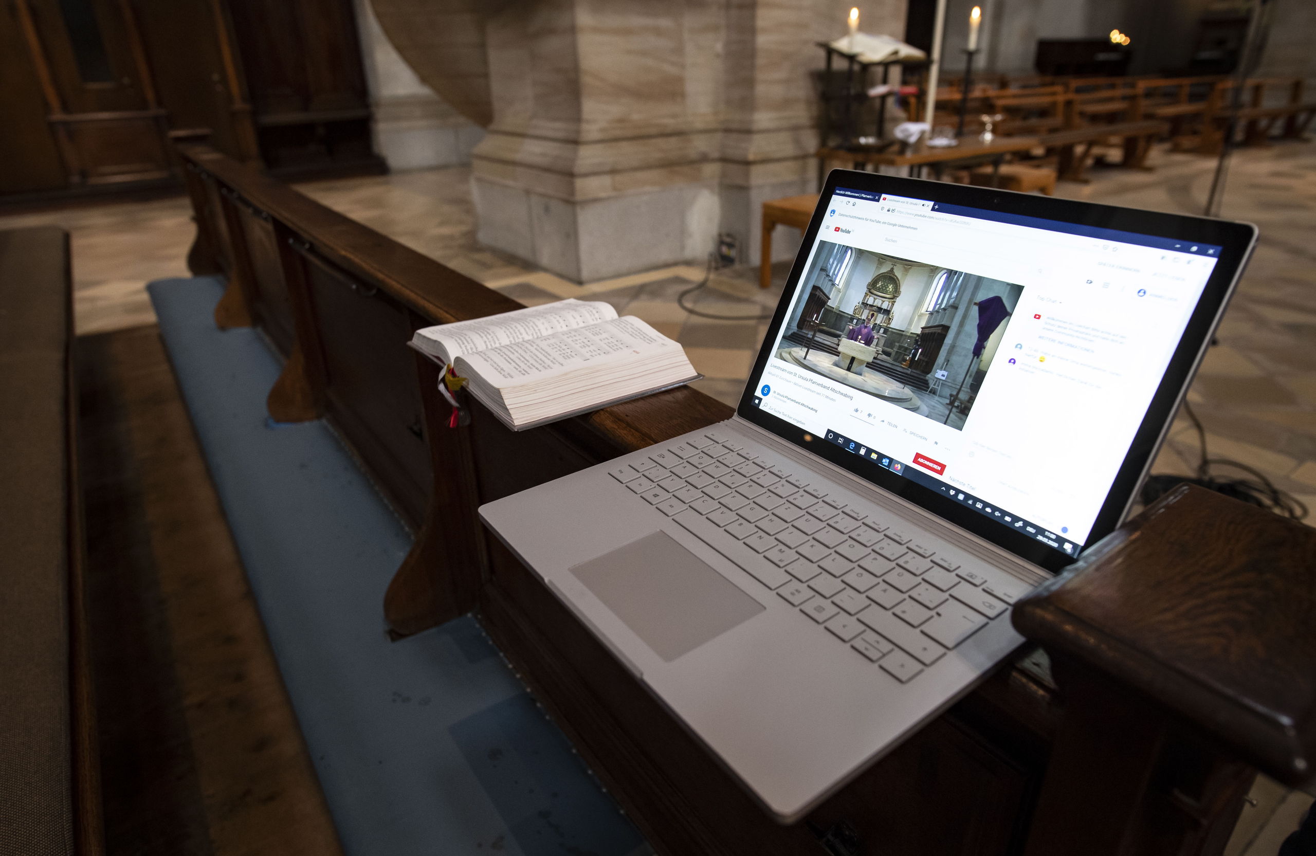 Een laptop in een kerk 