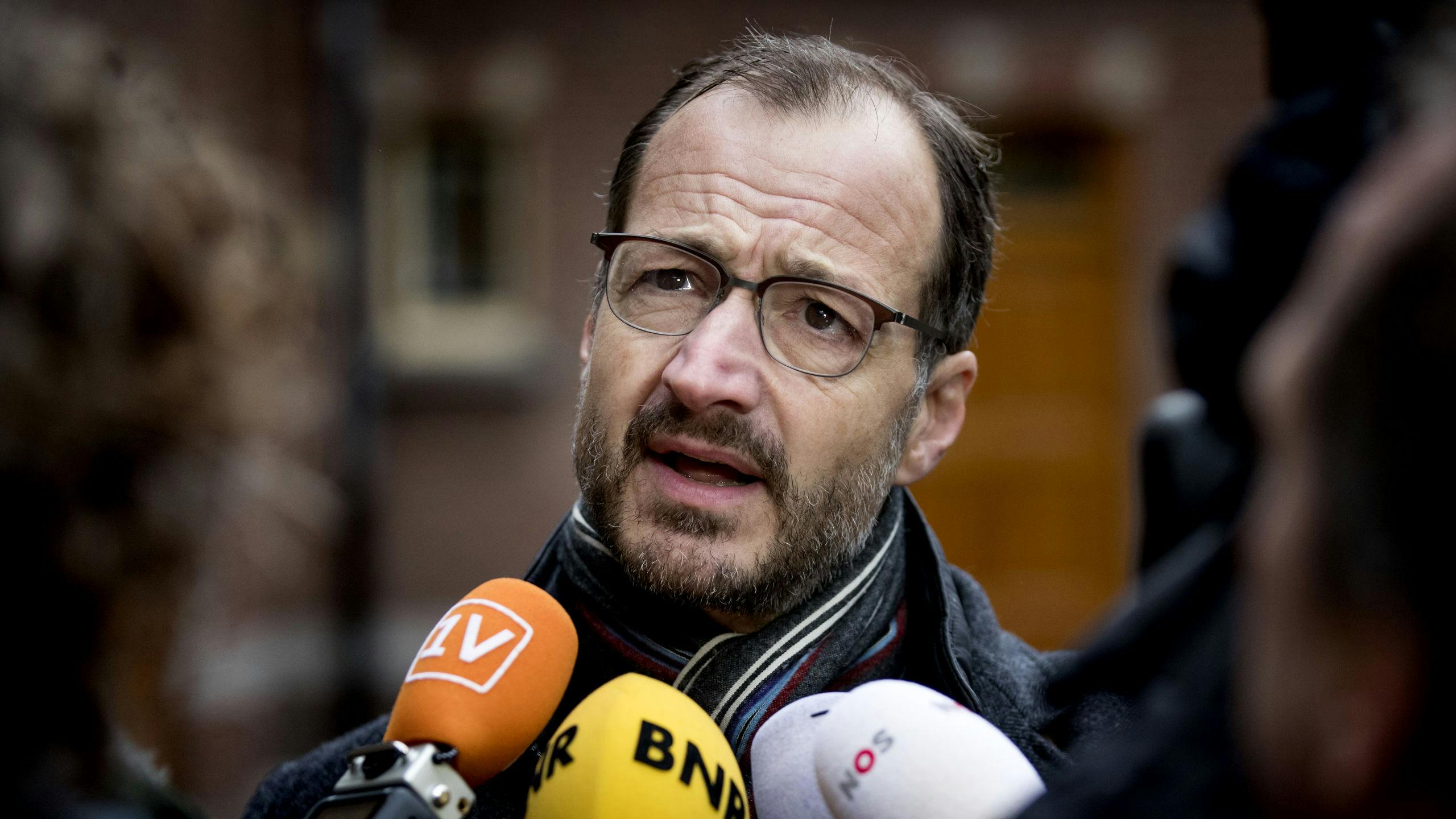 DEN HAAG - Eric Wiebes, minister van Economische Zaken en Klimaat komt aan op het Binnenhof voor de wekelijkse ministerraad. ANP KOEN VAN WEEL