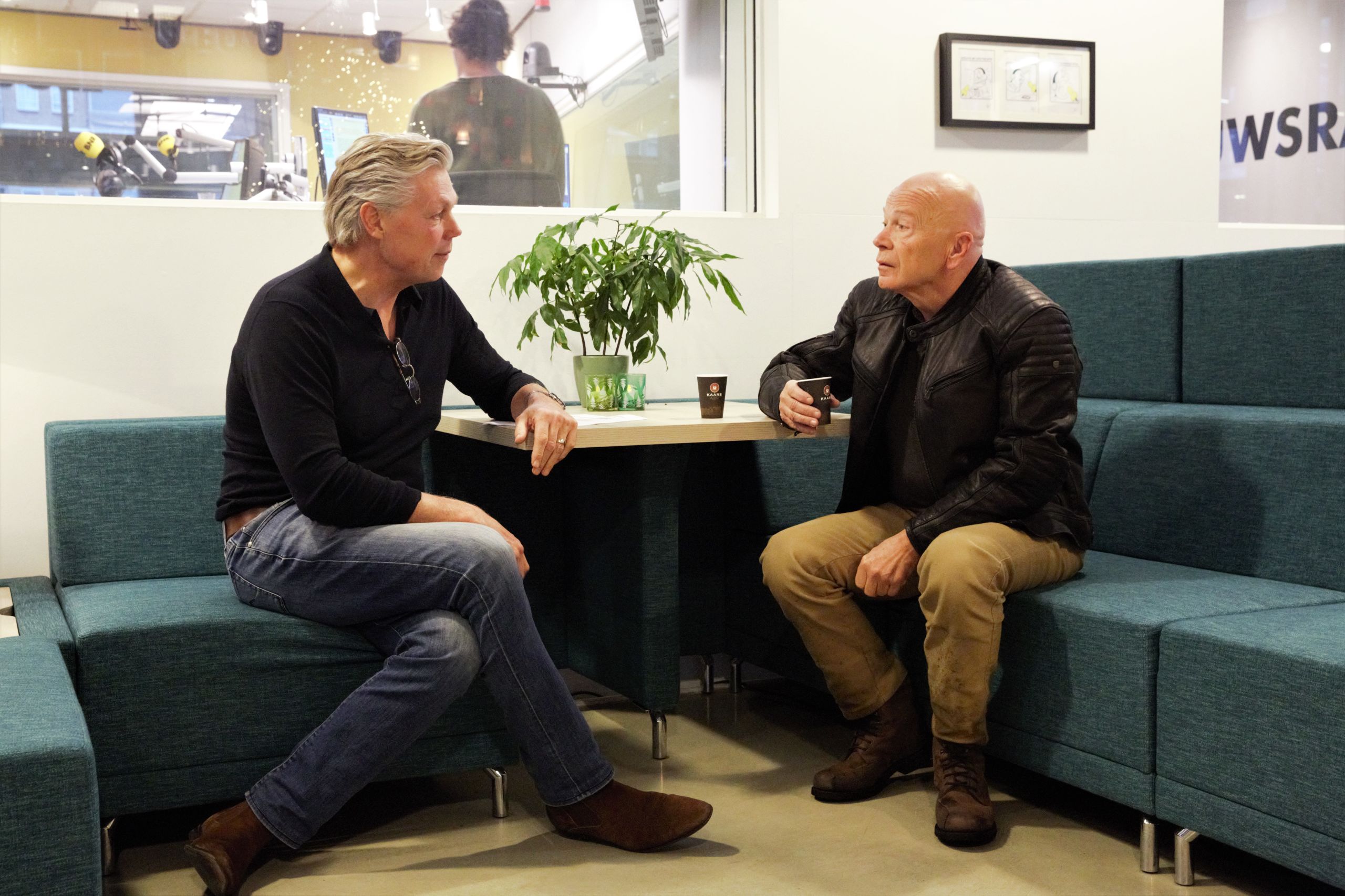 Peter Plasman in gesprek met Roelof Hemmen in de lobby van BNR Nieuwsradio