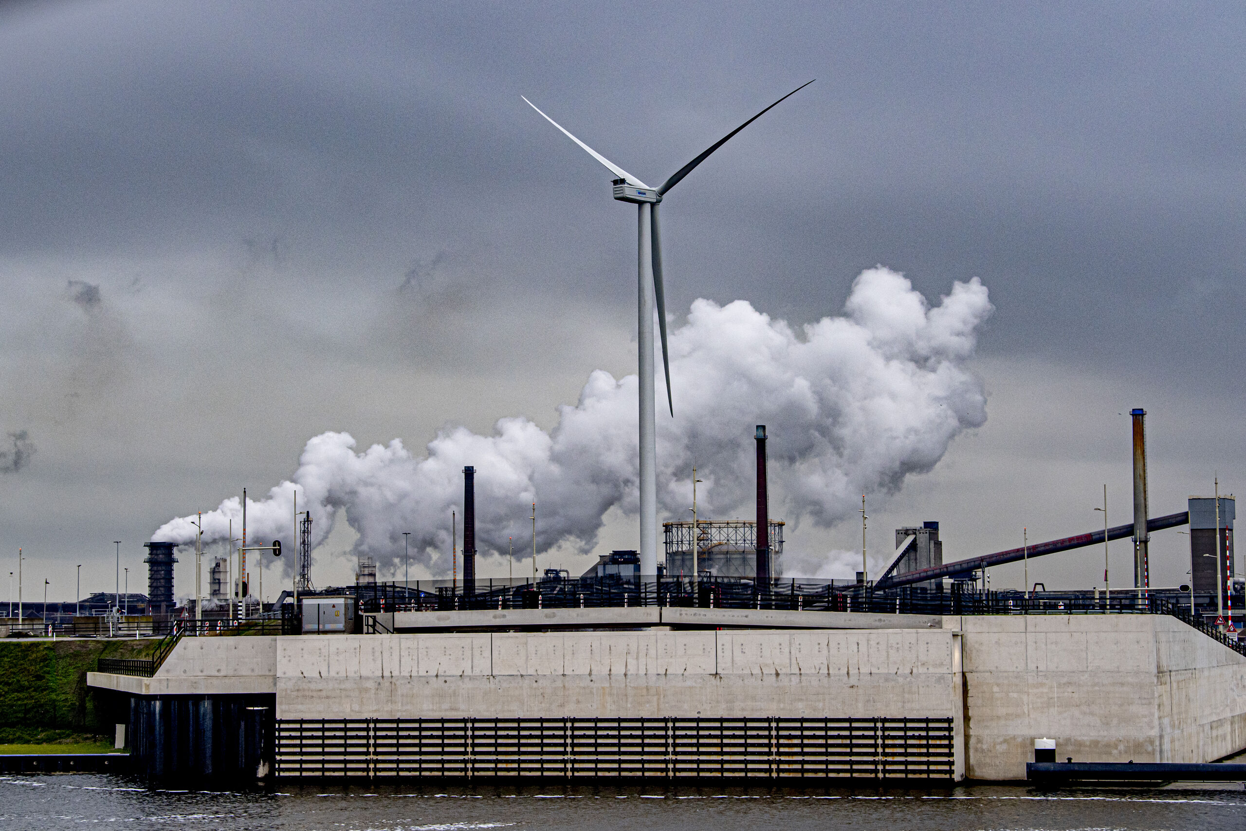 De hoogovens van Tata Steel gezien vanuit IJmuiden. 