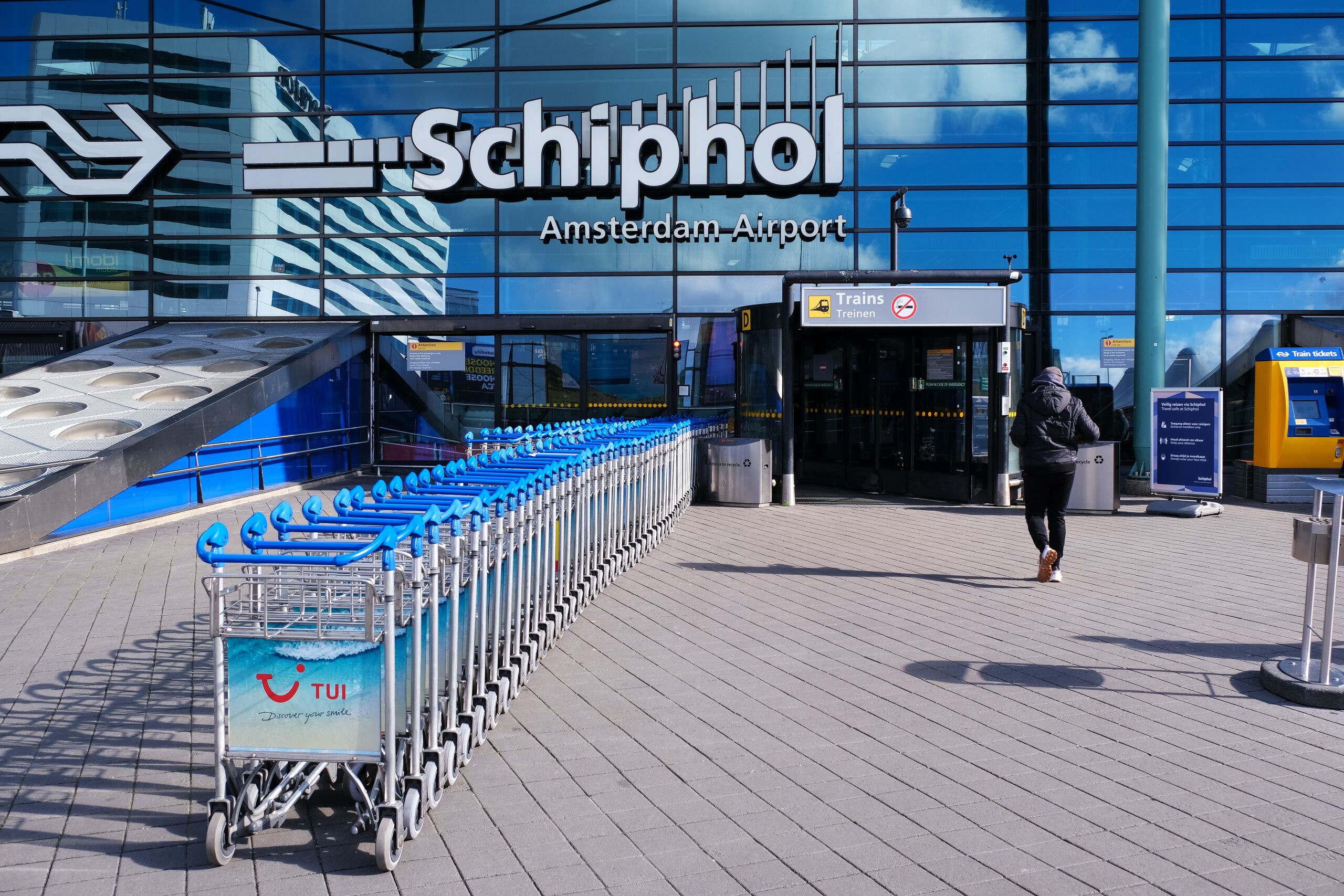 Lange rij bagagekarretjes