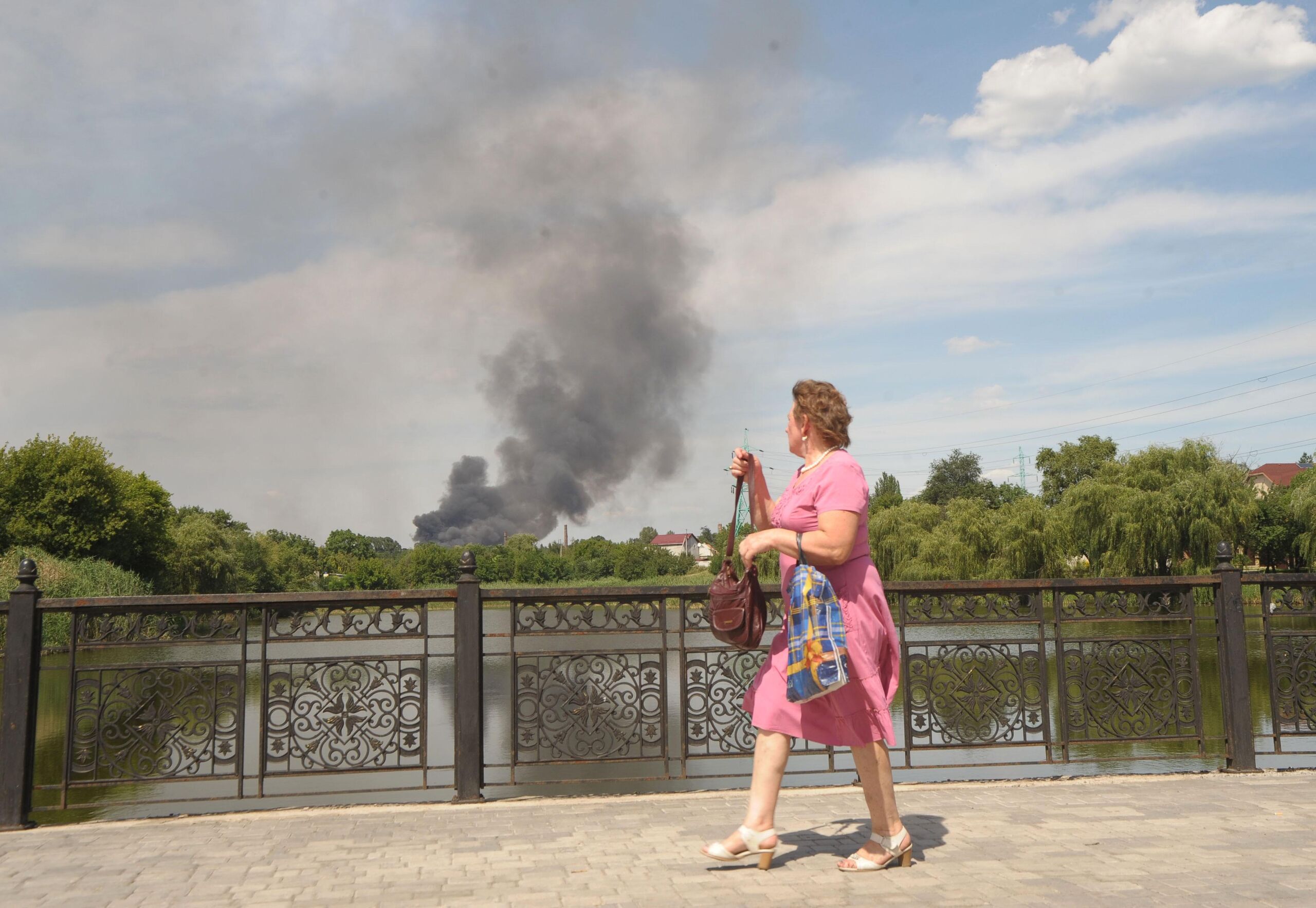 Rookpluim boven het treinstation van Donetsk 
