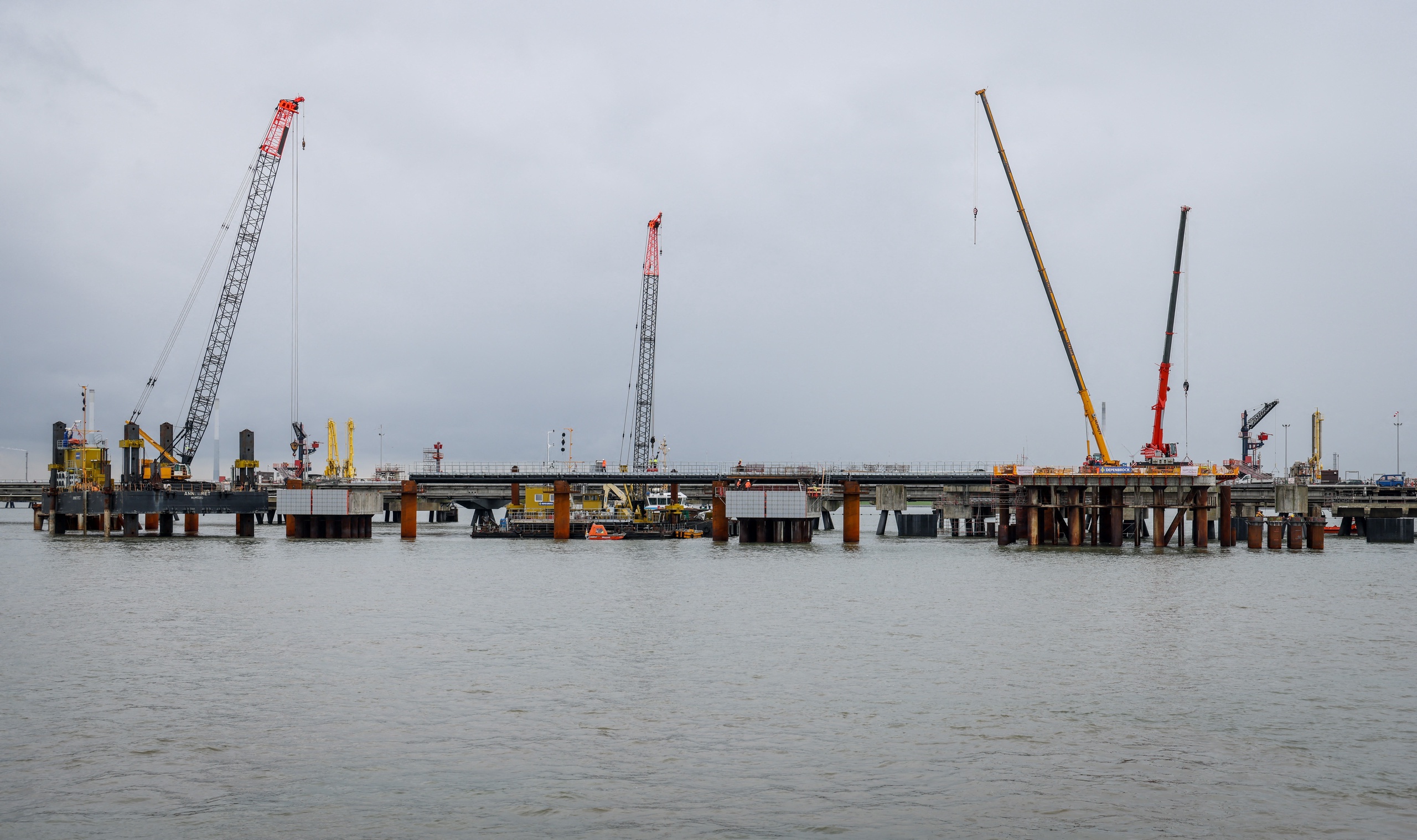 Aanleg van de lng-terminal bij het Duitse Wilhelmshaven aan de Noordzee. De terminal voor de import van vloeibaar gas zou in 2023 in gebruik genomen moeten worden.