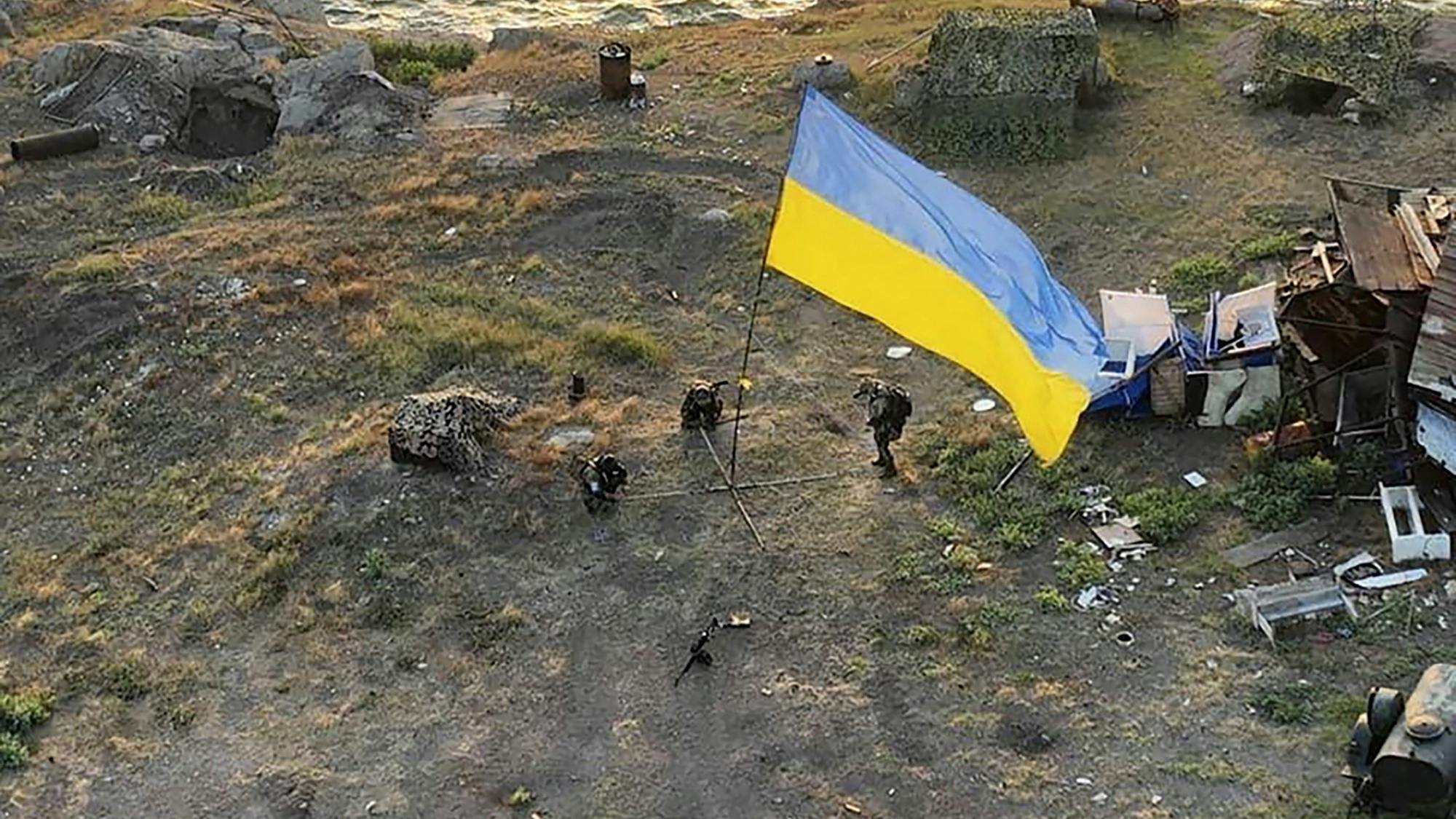 La bandiera ucraina sventola di nuovo sulla combattuta Snake Island.