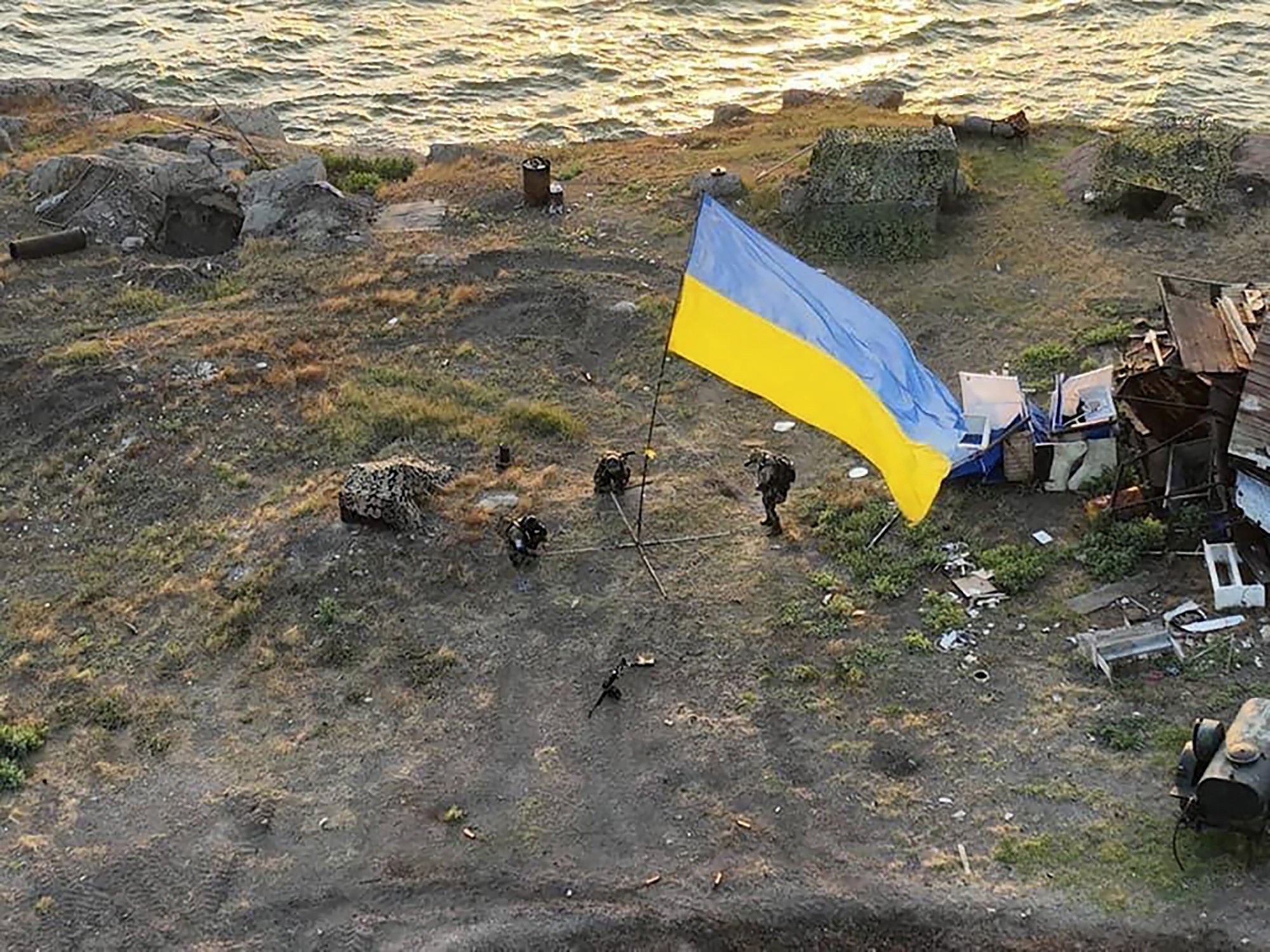 De Oekraïense vlag wappert weer op het zwaarbevochten Slangeneiland.