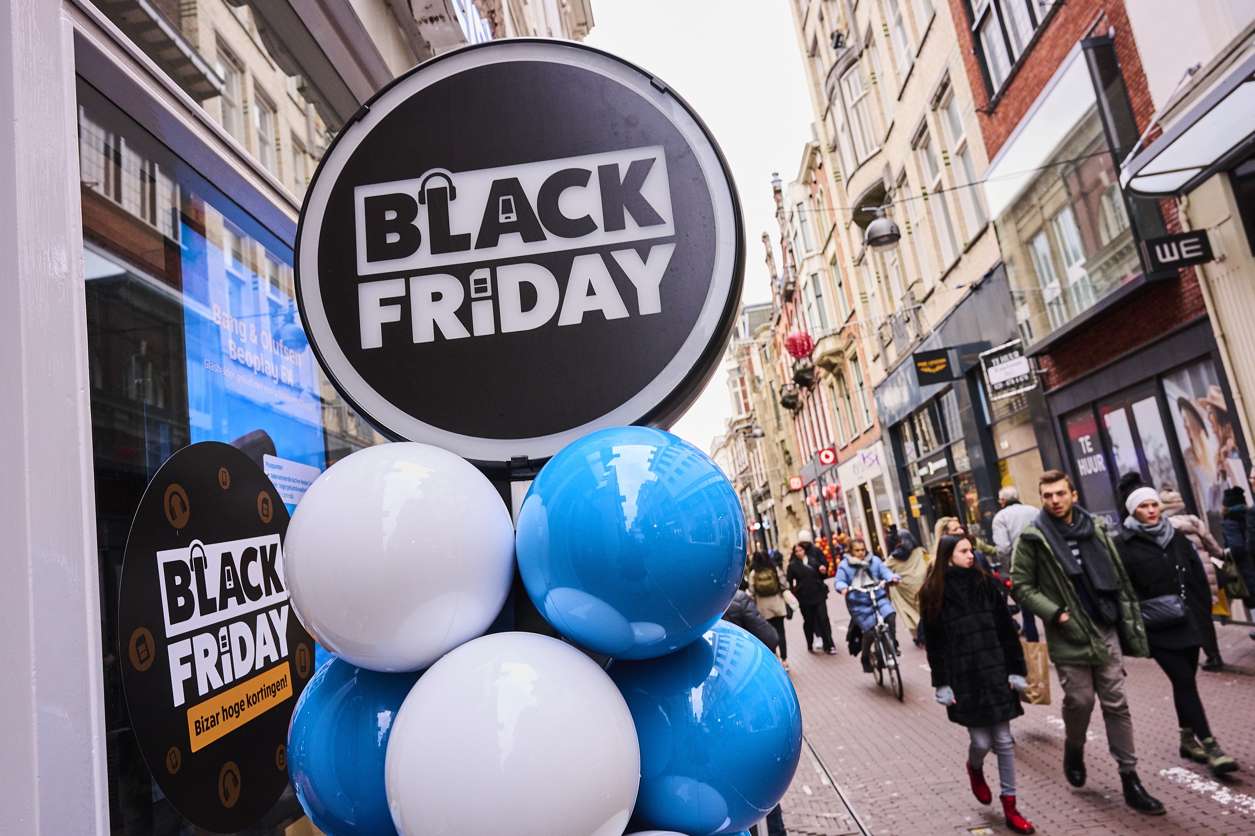 Vrijdag is het Black Friday, maar het is onduidelijk in hoeverre Europese winkels gaan profiteren van het Amerikaanse koopjesfestijn. 