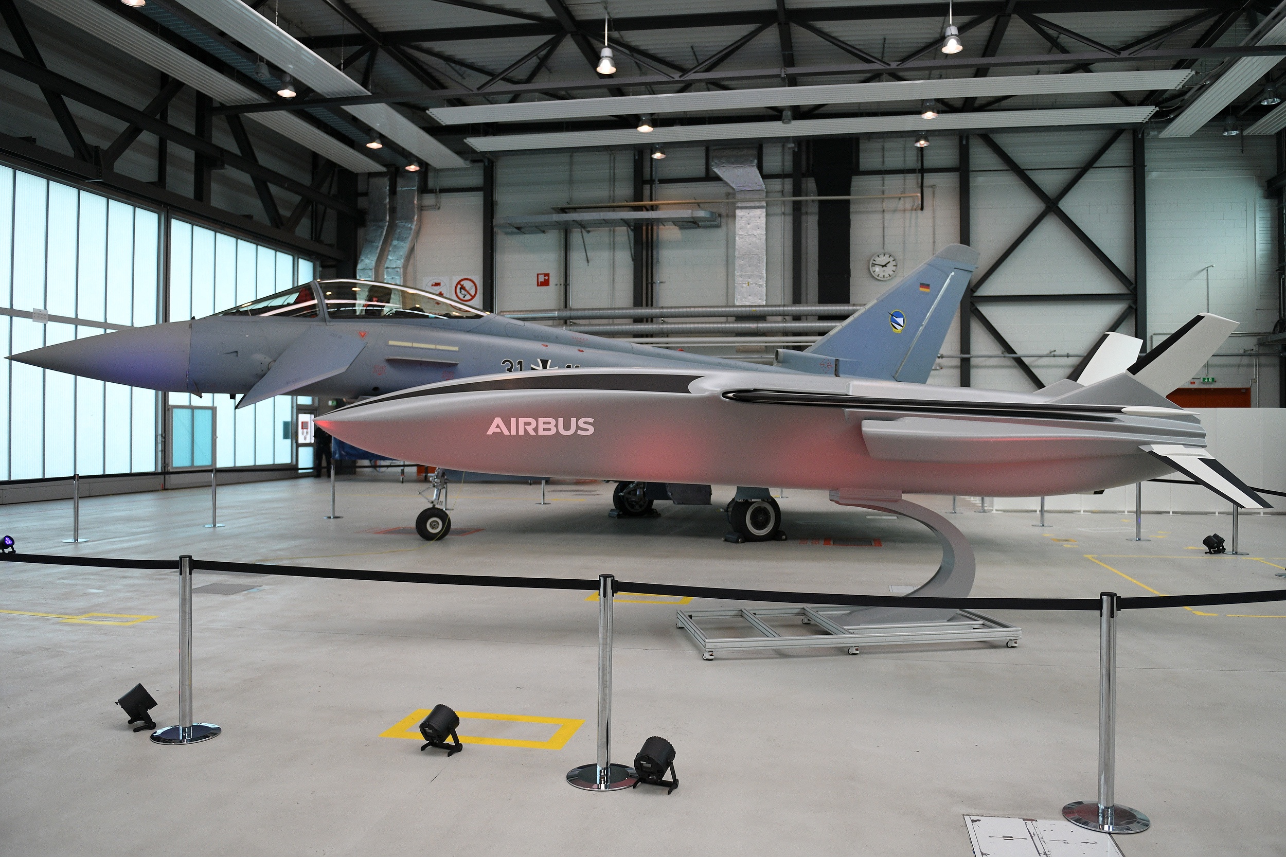 Een Eurofighter (achtergrond) en een studiemodel van de nieuwe straaljager.