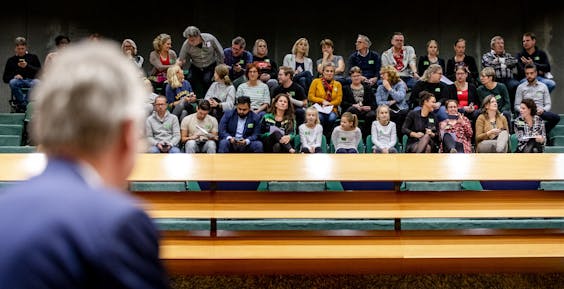 Minister Arie Slob, en leraren en leerlingen op de publieke tribune voorafgaand aan het debat in de Tweede Kamer over de onderwijsbegroting