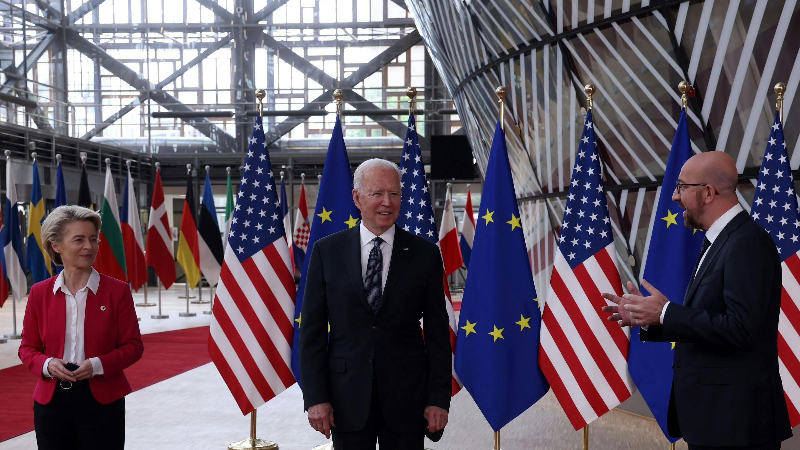 Commissievoorzitter Von der Leyen samen met president Biden en de president van de Europese Raad Michel in Brussel in juni 2021. 
