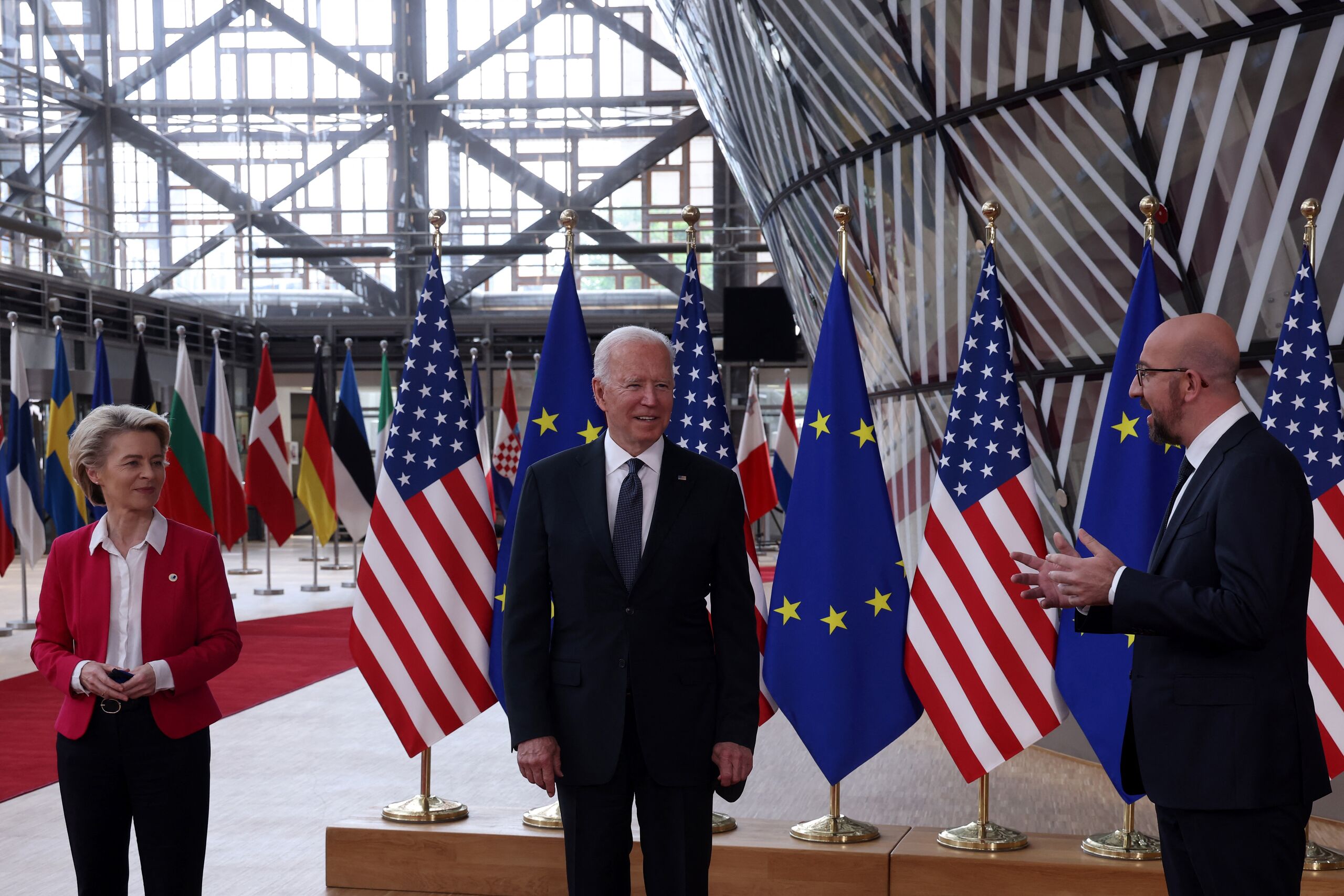 Commissievoorzitter Von der Leyen samen met president Biden en de president van de Europese Raad Michel in Brussel in juni 2021. 