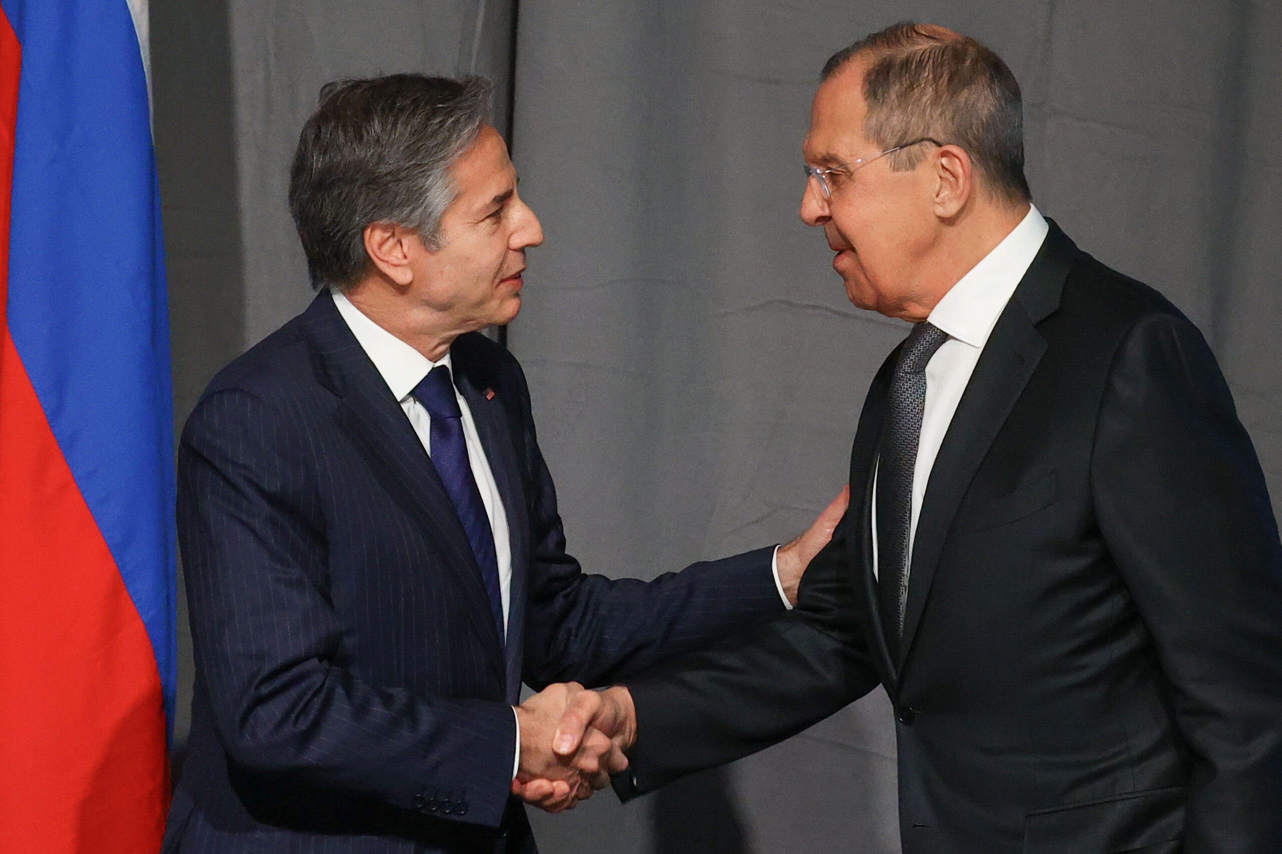 Minister Blinken (links) ontmoet zijn Russische ambtsgenoot Lavrov