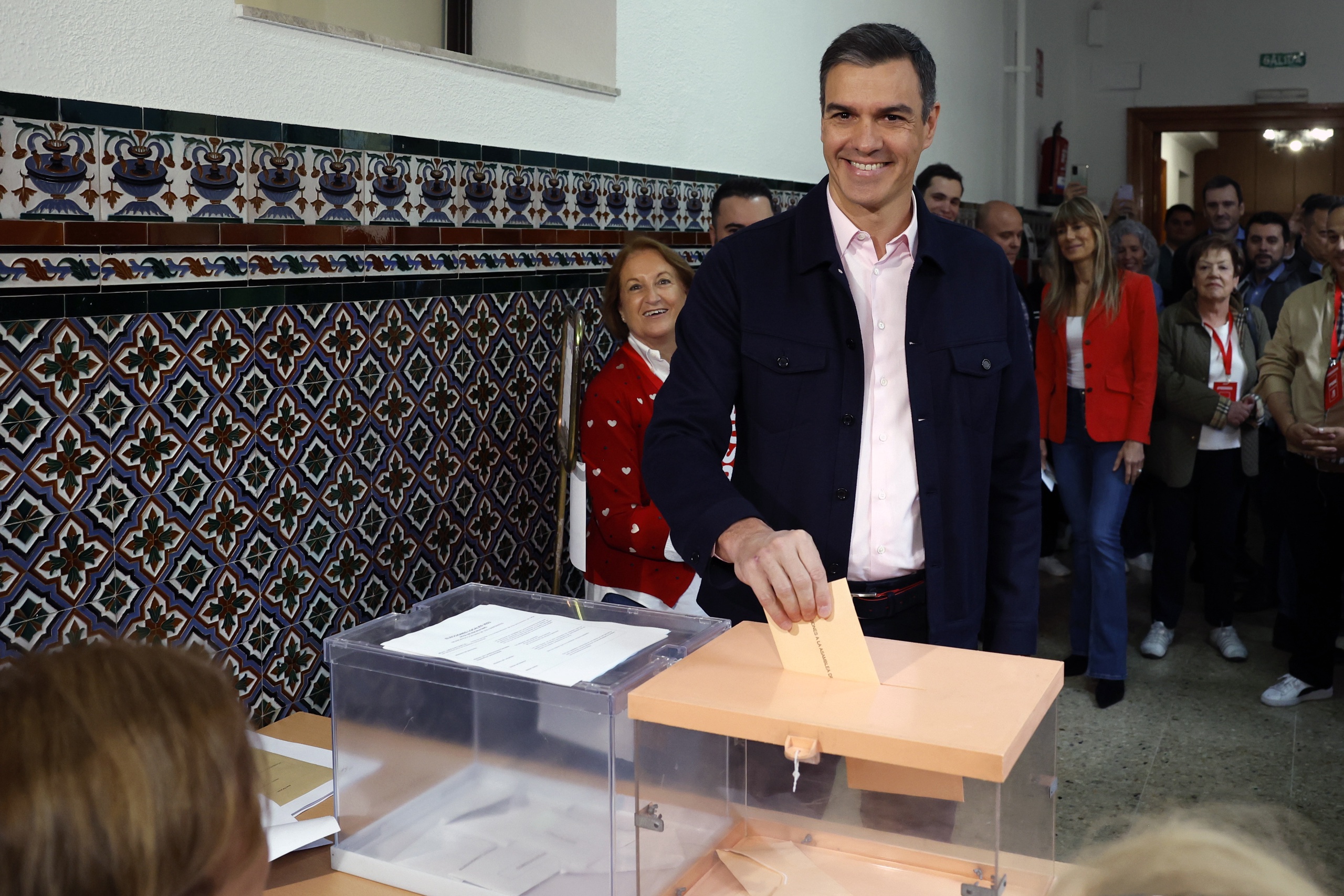 Meer dan 36 miljoen van de 48 miljoen Spanjaarden kunnen zondag stemmen in regionale en gemeenteraadsverkiezingen. Ook worden er in veel burgemeesters gekozen.