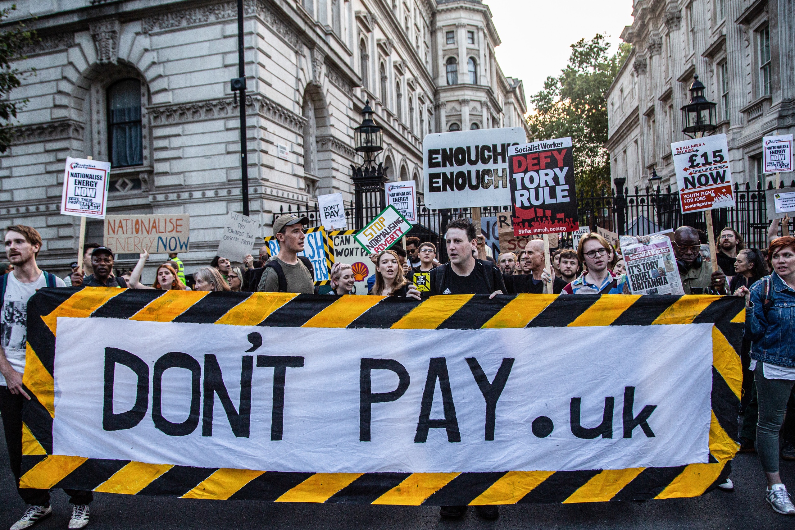 Steeds meer Britten demonstreren tegen de hoge energierekening. Ook wordt er opgeroepen om de rekeningen niet meer te betalen.