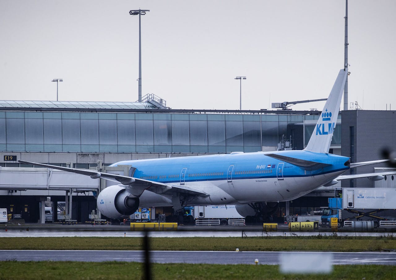 Een KLM-vliegtuig afkomstig uit Johannesburg bij gate E19 aan de E-pier op Schiphol.