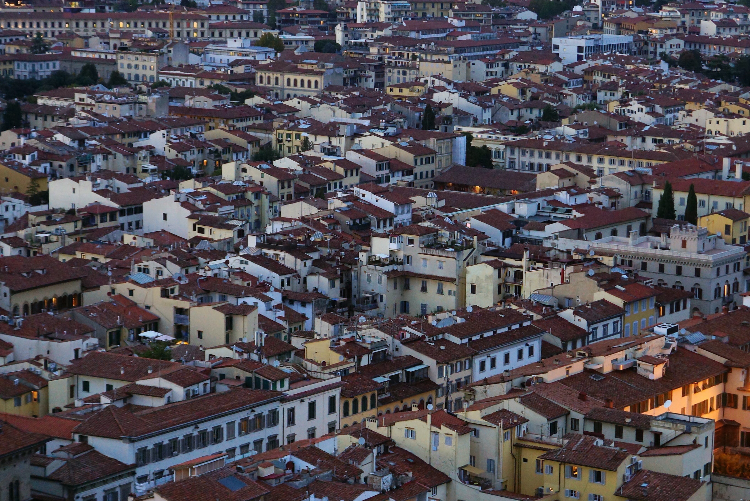 Un terremoto di magnitudo 4.8-5.1 ha colpito la regione Toscana e alcune zone limitrofe del nord Italia.  Lo shock è stato chiaramente avvertito a Firenze, ha riferito il canale di notizie italiano TGcom24. 