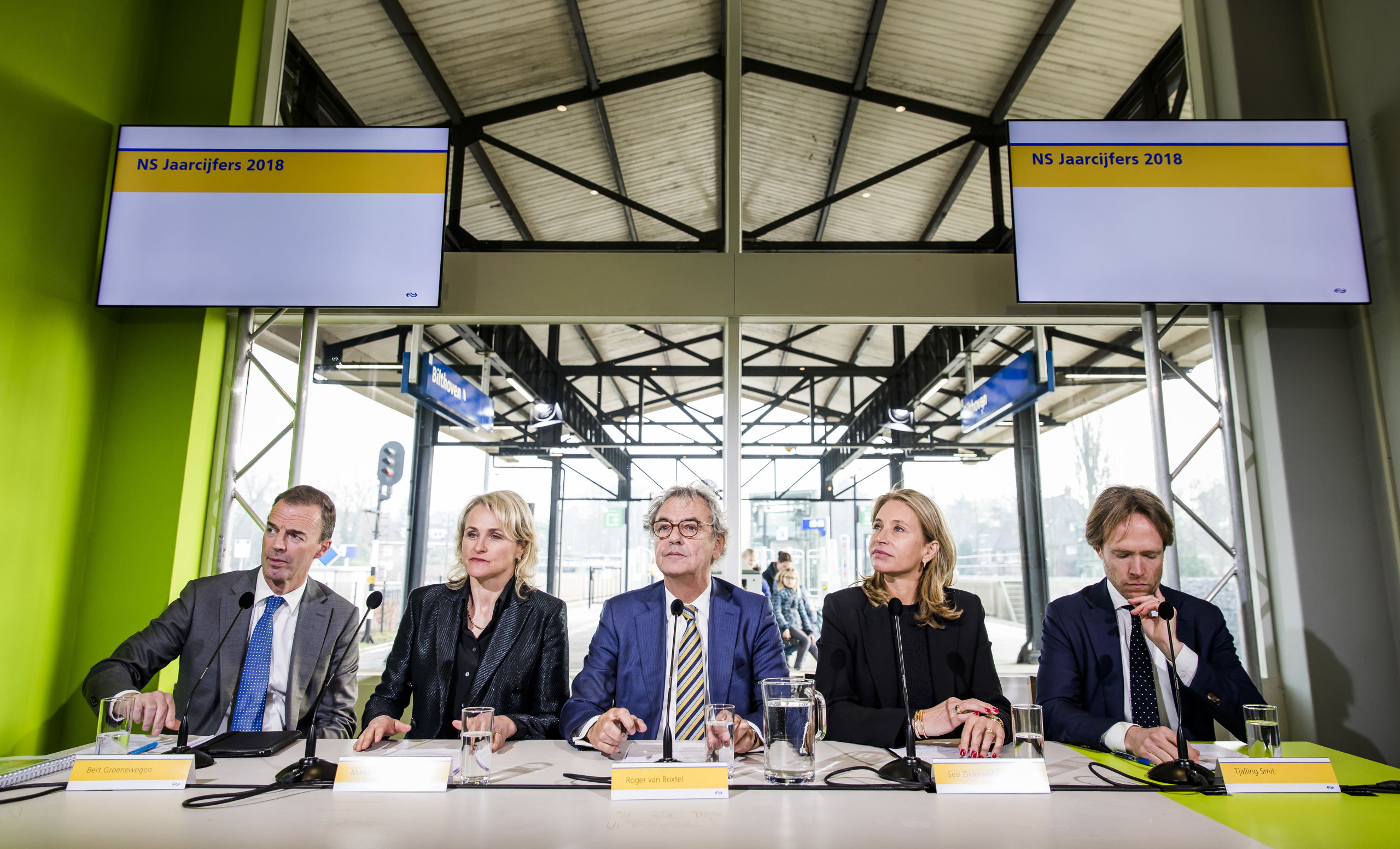 De raad van bestuur van NS, Bert Groenewegen, Marjan Rintel, Roger van Boxtel, Susi Zijderveld en Tjalling Smit tijdens de presentatie van de jaarcijfers van de Nederlandse Spoorwegen. 