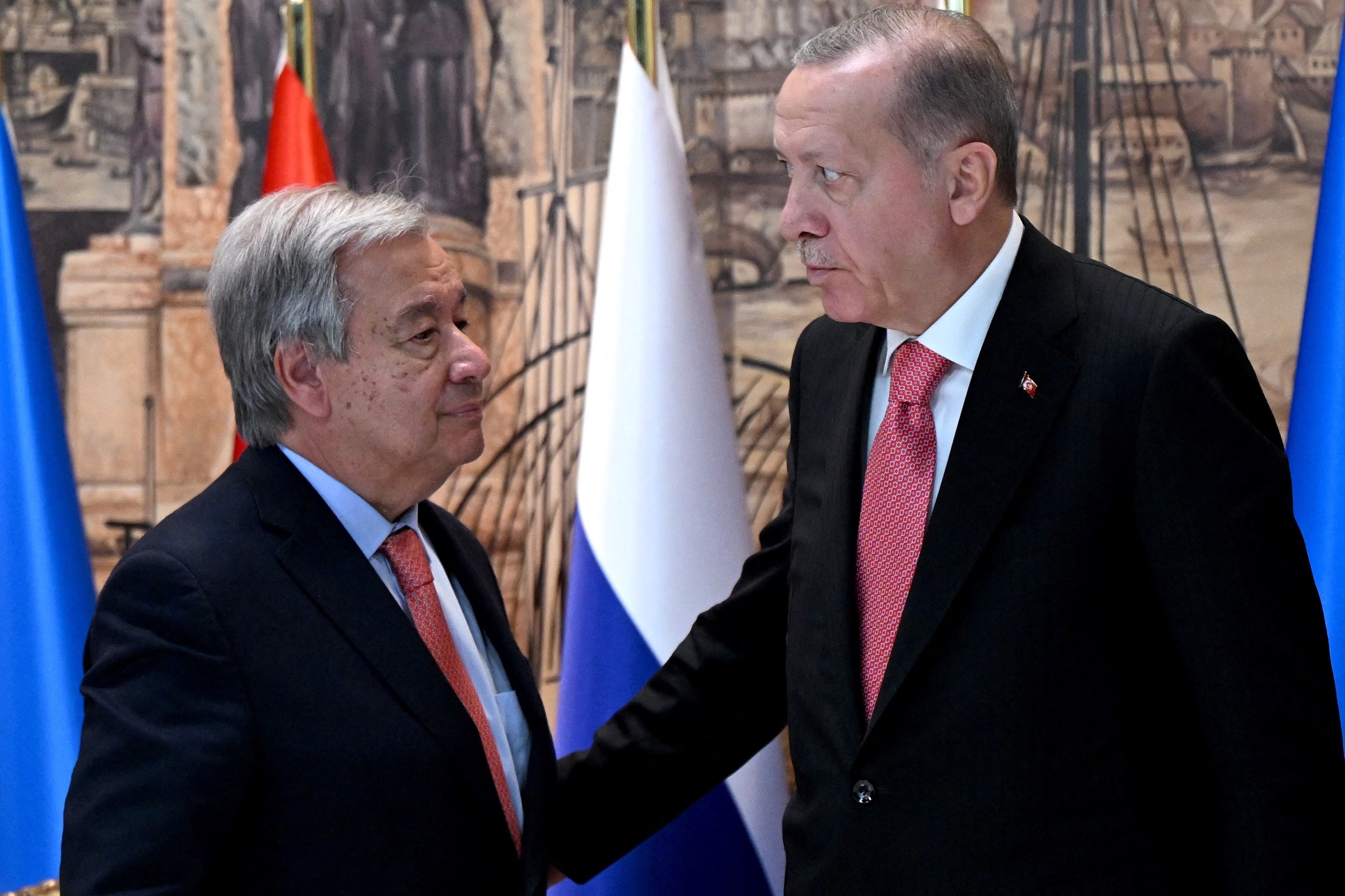 VN secretaris-generaal Antonio Guterres (l) en de Turkse president Recep Tayyip Erdogan (r) na afloop van de ceremonie die de graandeal bezegelde