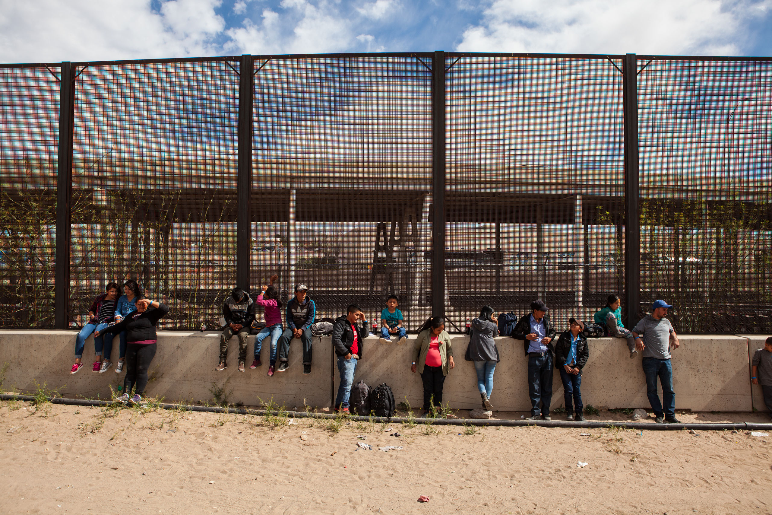 22 migranten uit Honduras, Guatemala en Salvador bij de gens met de VS.