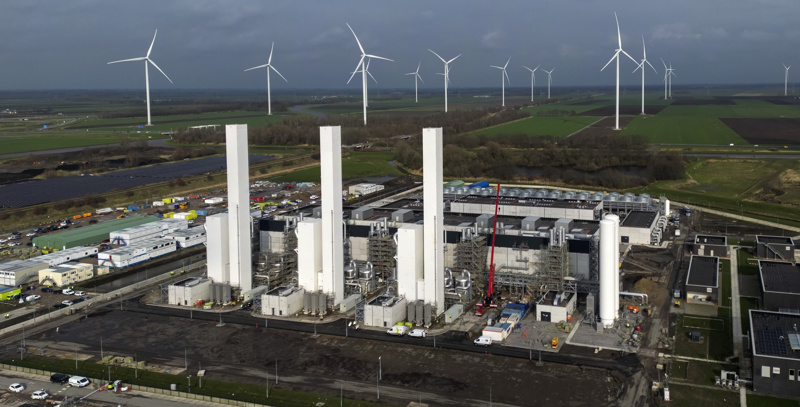 Het gasveld in Groningen moet al dit jaar volledig dicht, vindt topvrouw Marjan van Loon van Shell Nederland. Op dit moment levert het gasveld nog minimale hoeveelheden gas om de boorputten bruikbaar te houden, maar dat is volgens haar niet nodig. 'Het kan en het moet, dus het veld moet dicht', zei Van Loon in het programma WNL Op Zondag.