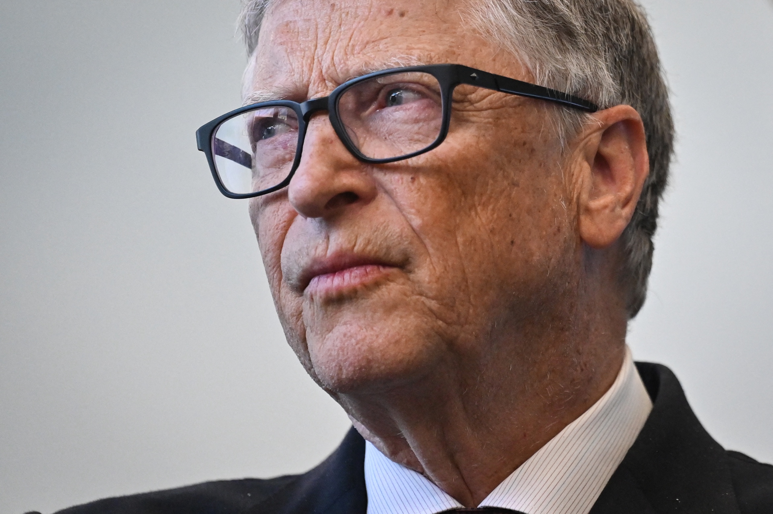 Microsoft founder Bill Gates has taken a stake in Heineken Holding.  Gates will own 3.8 percent of the shares for an amount of 880 million euros.  That share rose by more than one and a half percent on the stock exchange due to the purchase.