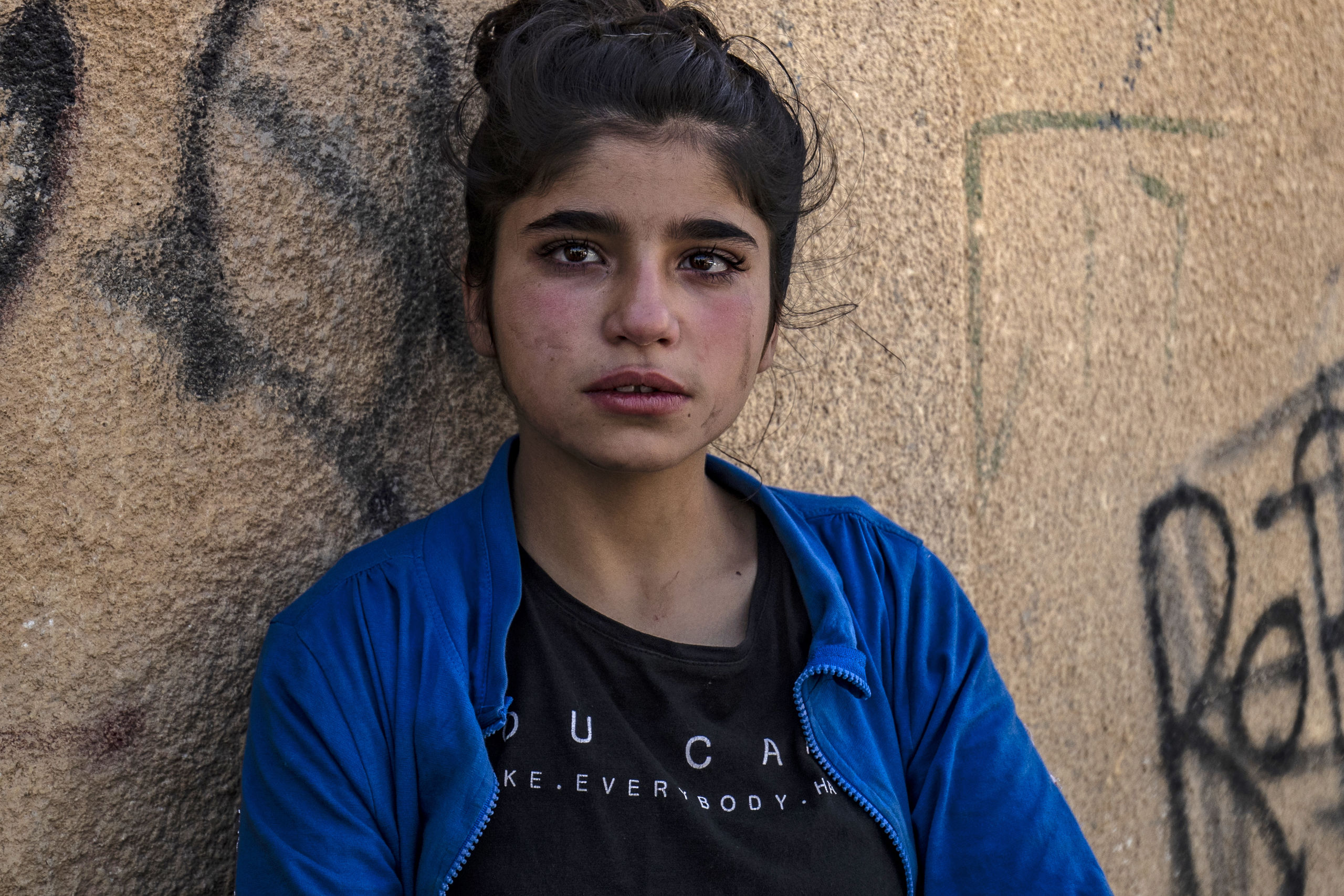 Een Syrisch meisje op de vlucht voor Turkse bombardementen komt aan in Hassakeh 