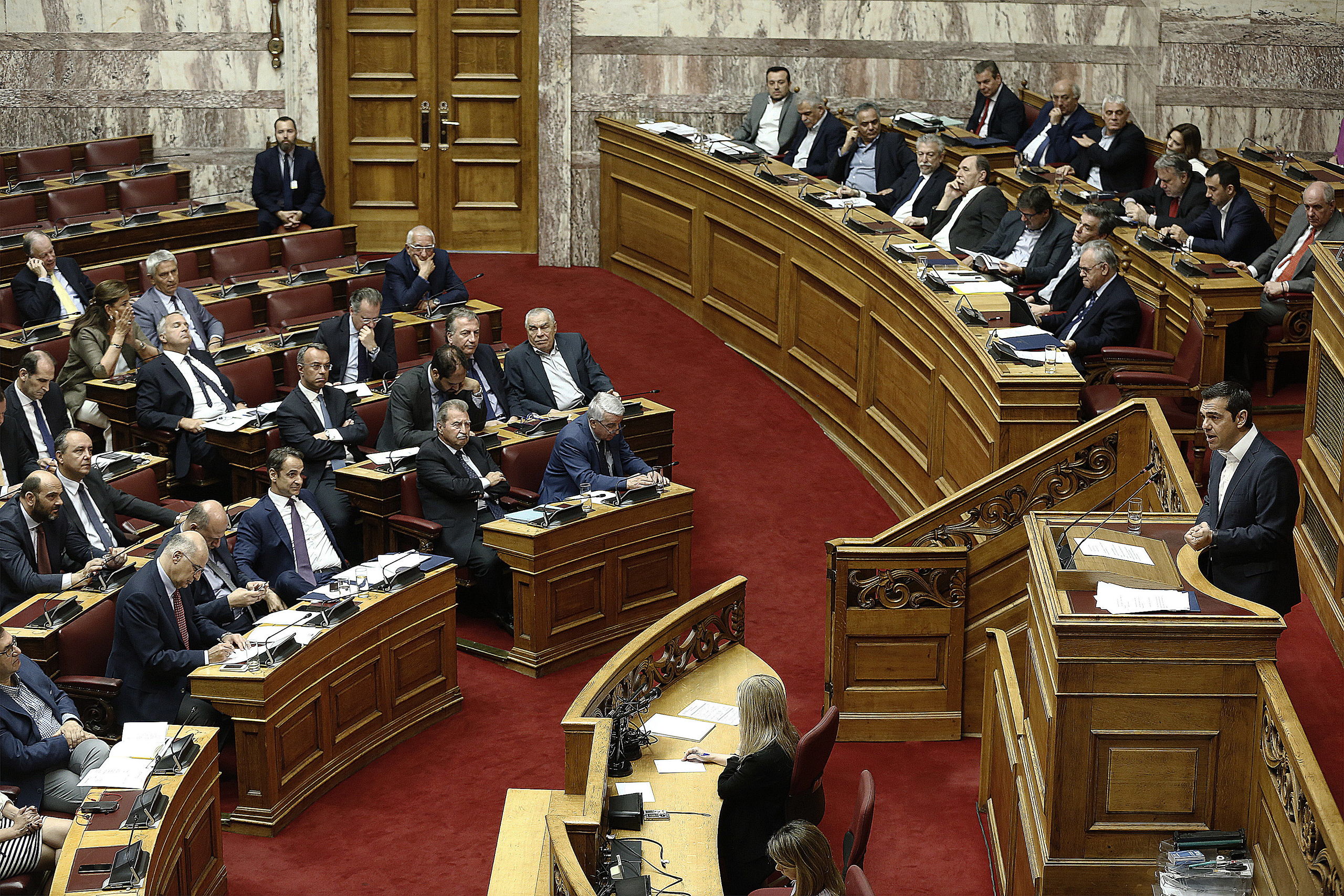 De Griekse premier Alexis Tsipras spreekt in het Griekse parlement.