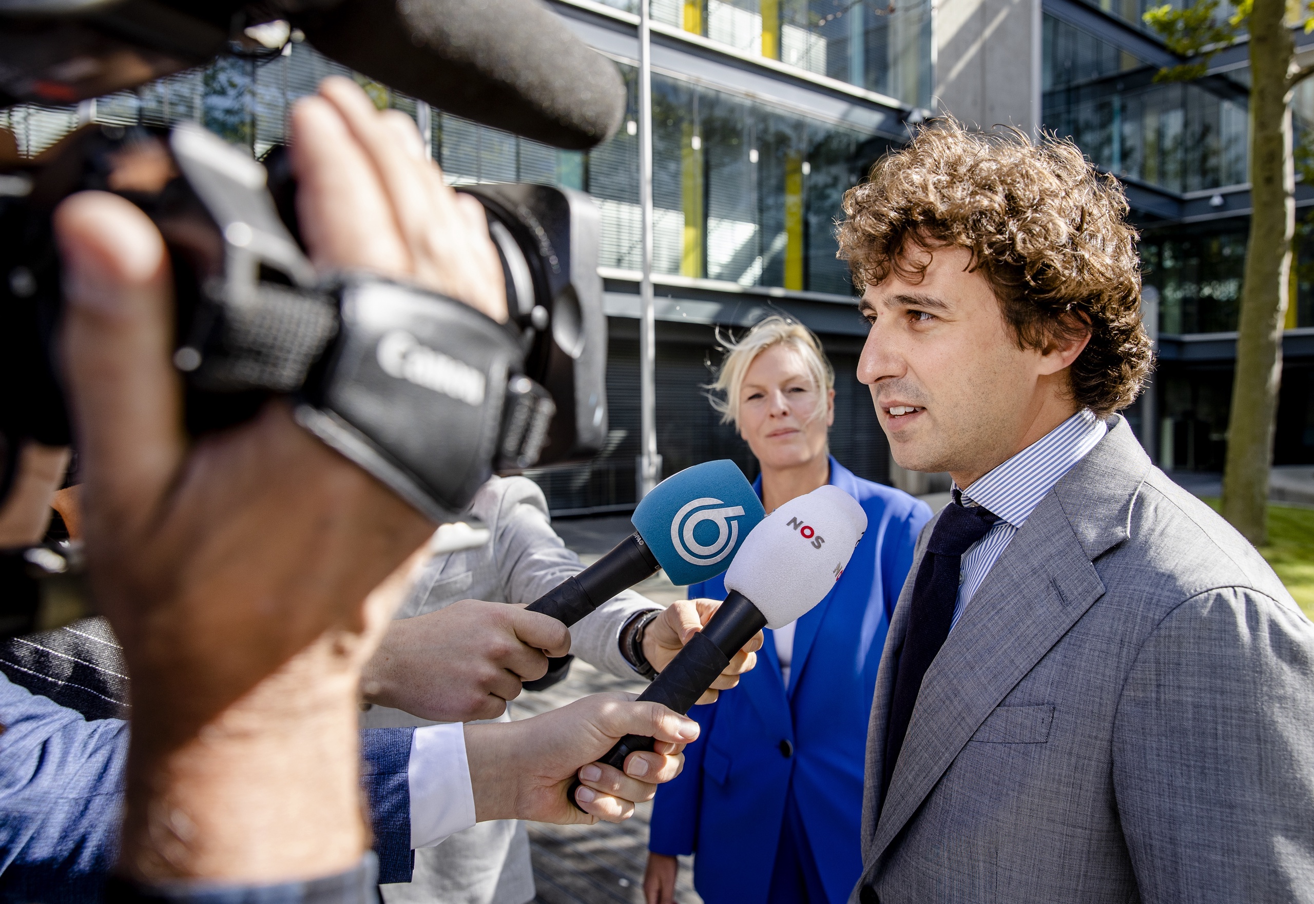 DEN HAAG - PvdA-leider Attje Kuiken en GroenLinks-leider Jesse Klaver (R) staan de pers te woord bij het ministerie van Financien, waar zij een gesprek hebben met minister Sigrid Kaag over een prijsplafond voor gas en stroom.