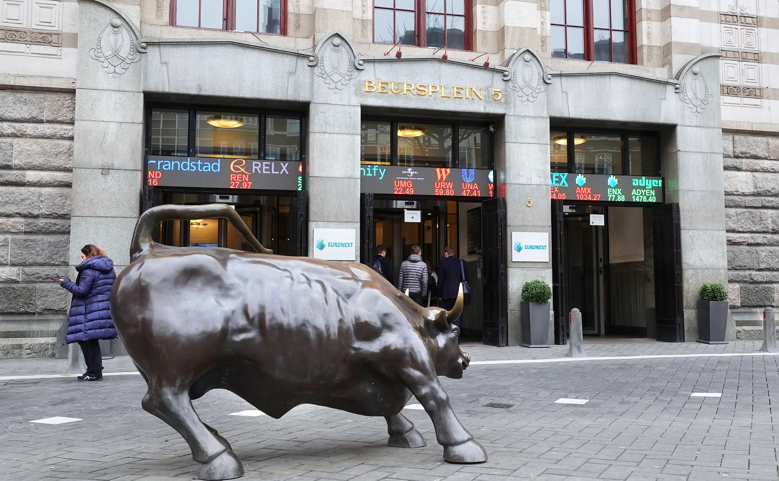 The stock exchange in Amsterdam entered the weekend with a substantial loss, with almost all companies in the AEX index closing lower than the day before. 